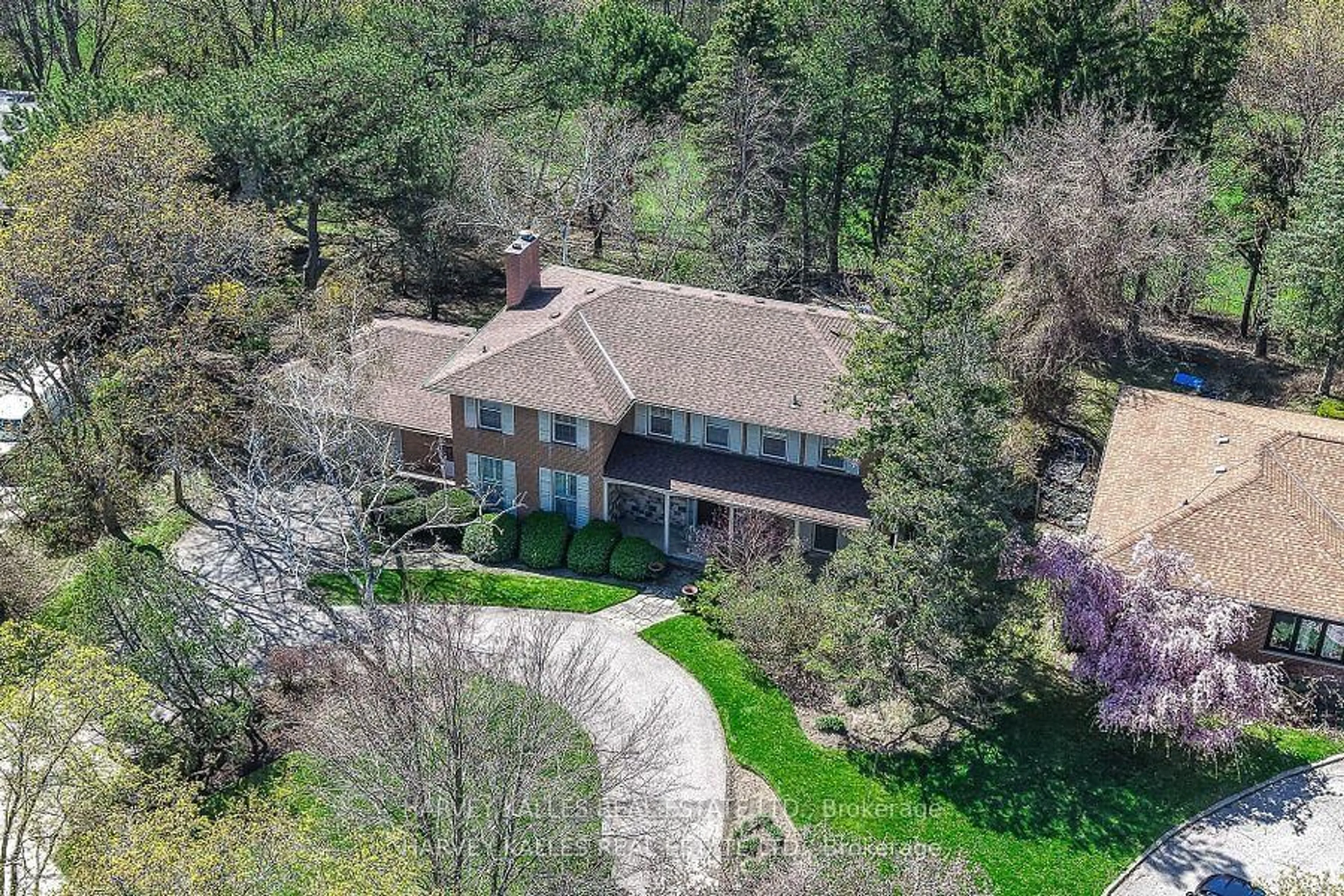 A pic from outside/outdoor area/front of a property/back of a property/a pic from drone, unknown for 38 Fifeshire Rd, Toronto Ontario M2L 2G6