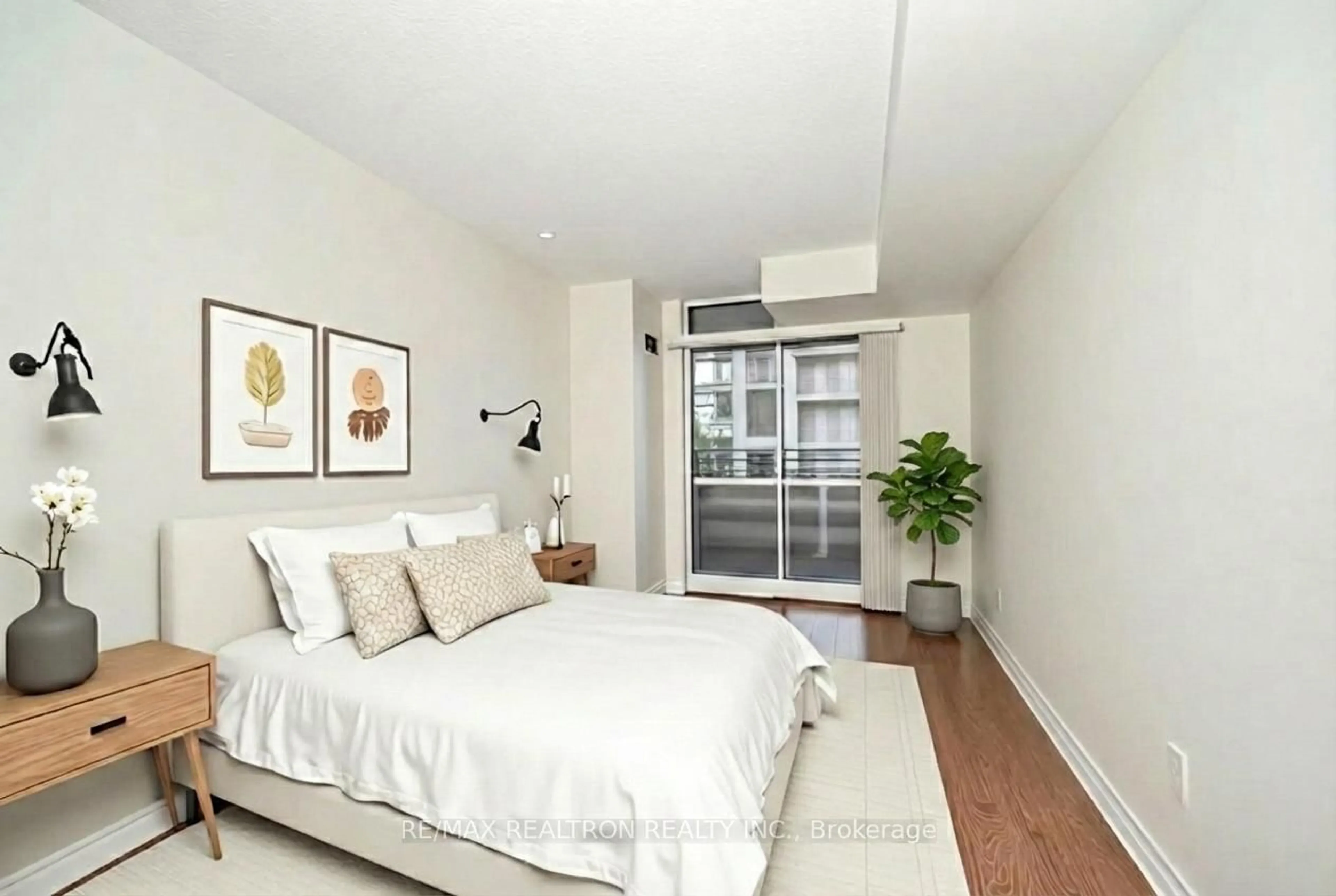 Bedroom with bed, wood/laminate floor for 256 Doris Ave #511, Toronto Ontario M2N 6X8