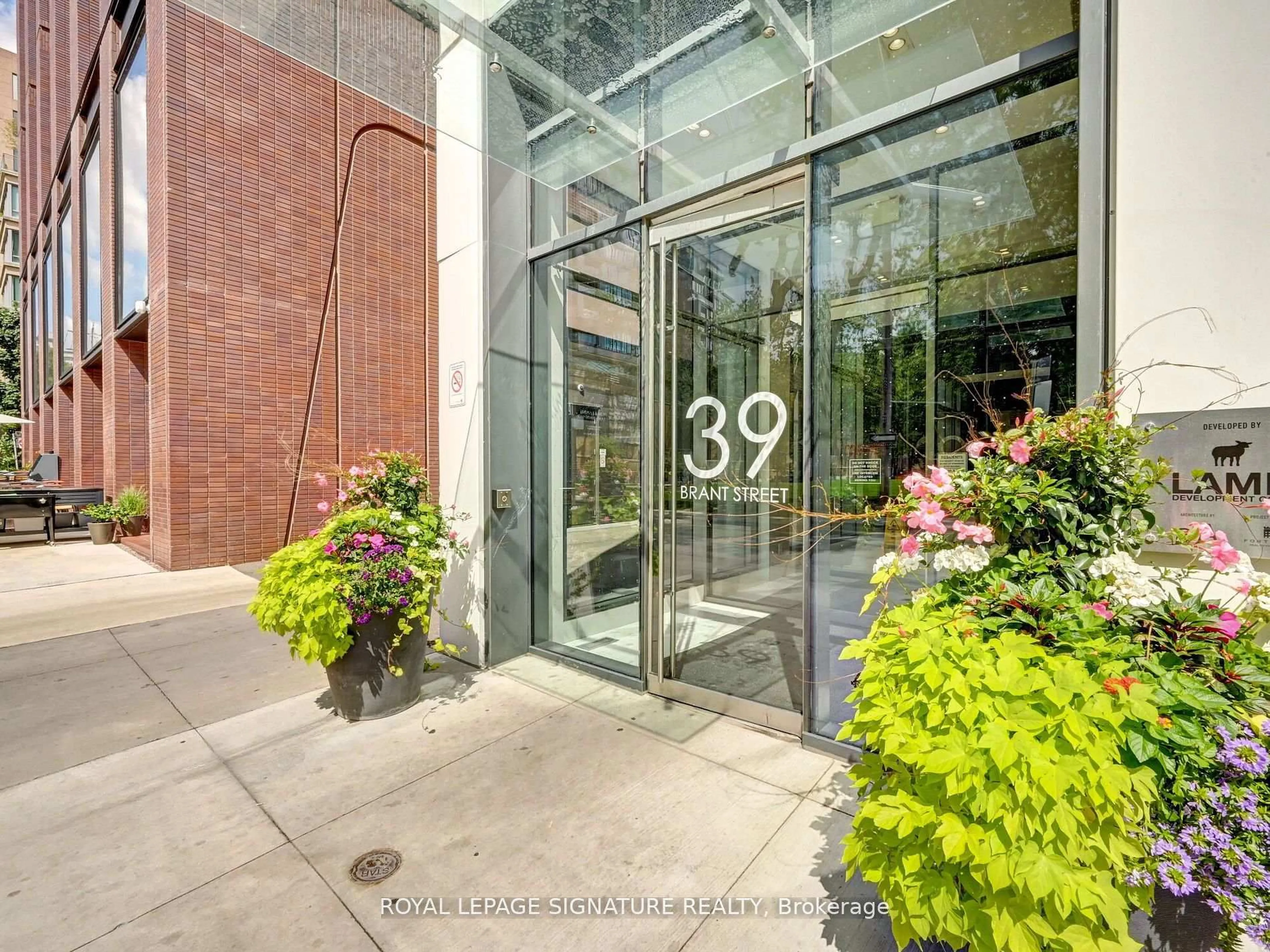 Indoor foyer for 39 Brant St #PH18, Toronto Ontario M5V 0M8
