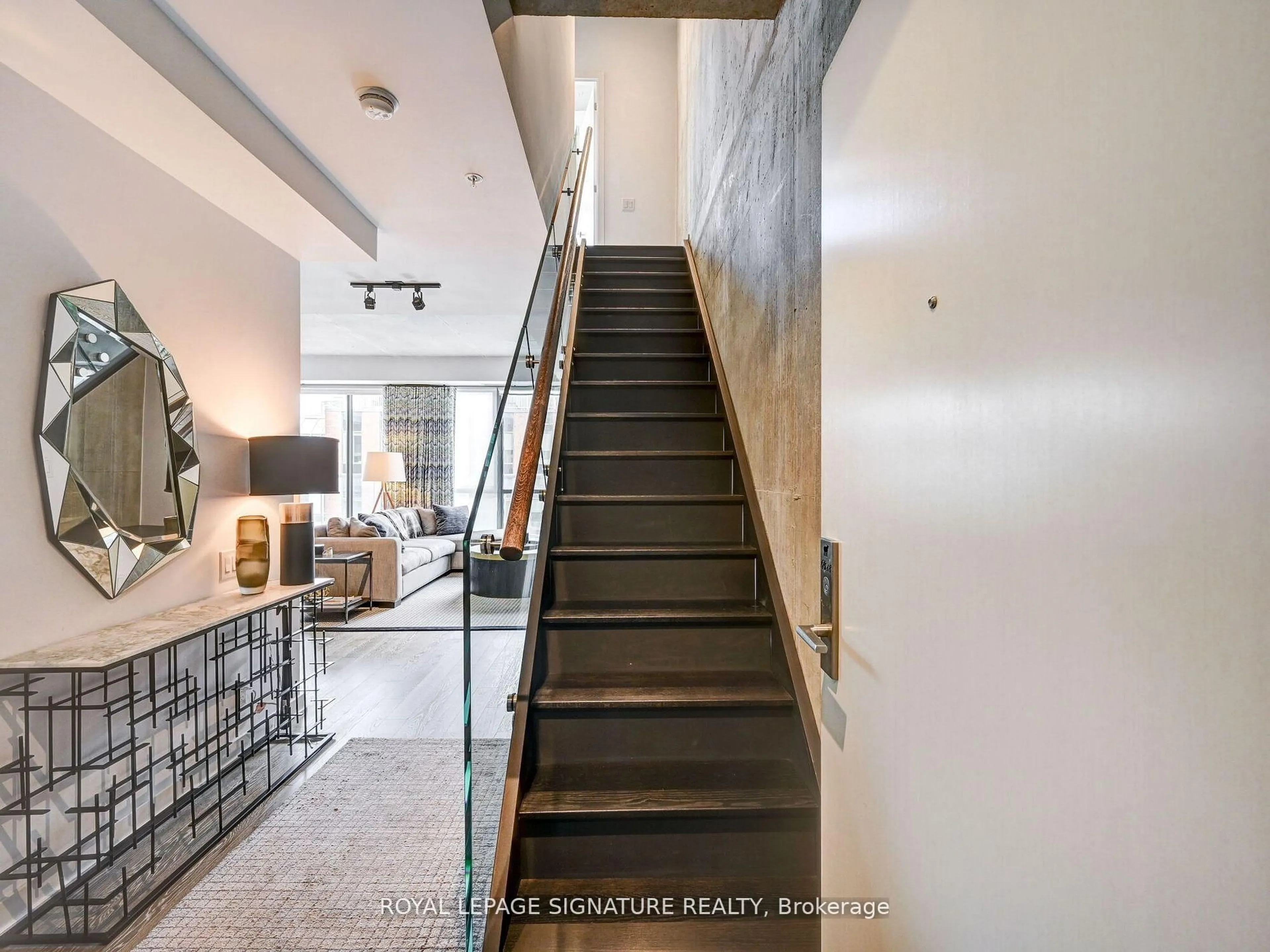 Indoor foyer for 39 Brant St #PH18, Toronto Ontario M5V 0M8