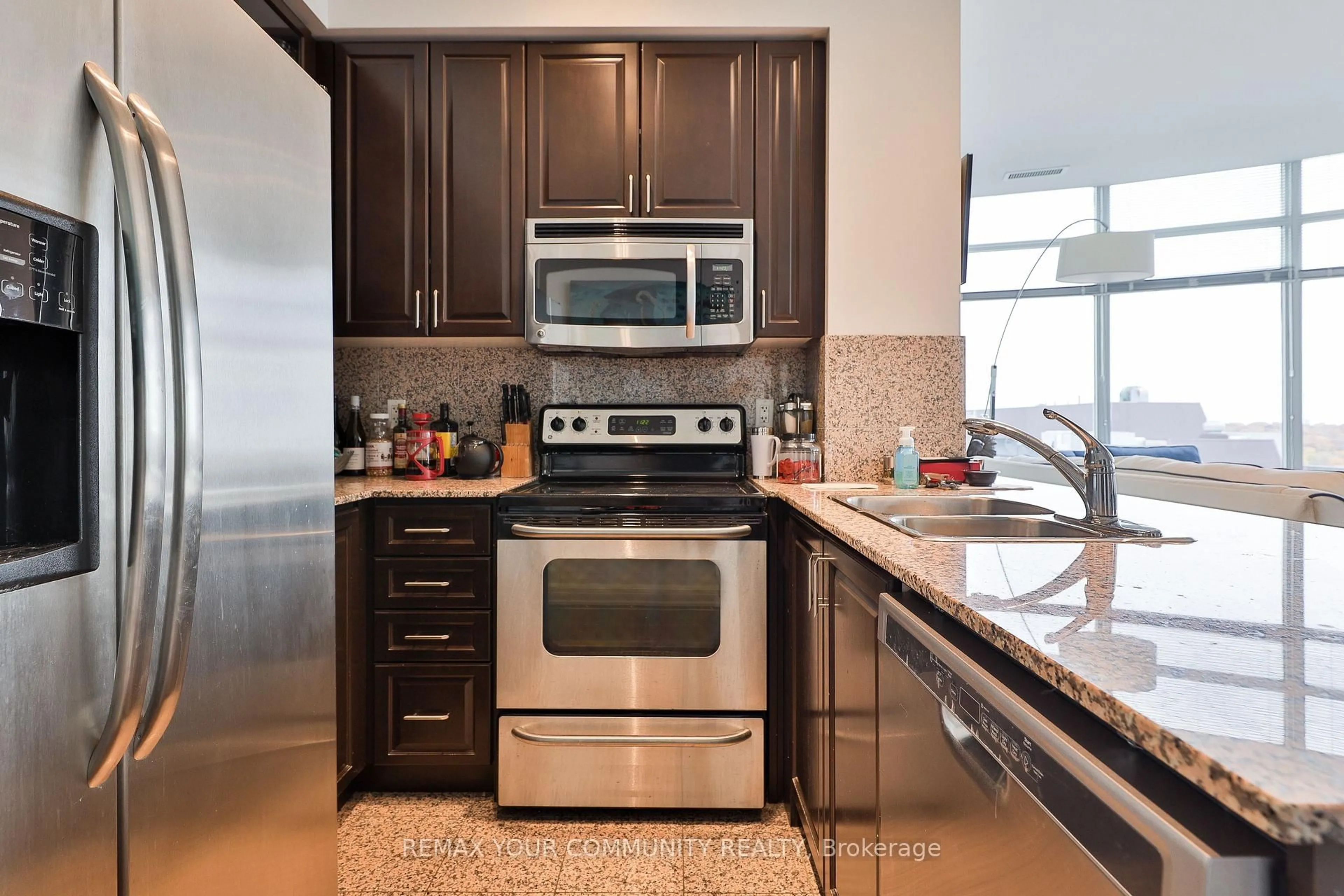 Standard kitchen, ceramic/tile floor for 8 Scollard St #Ph 201, Toronto Ontario M5R 1E9