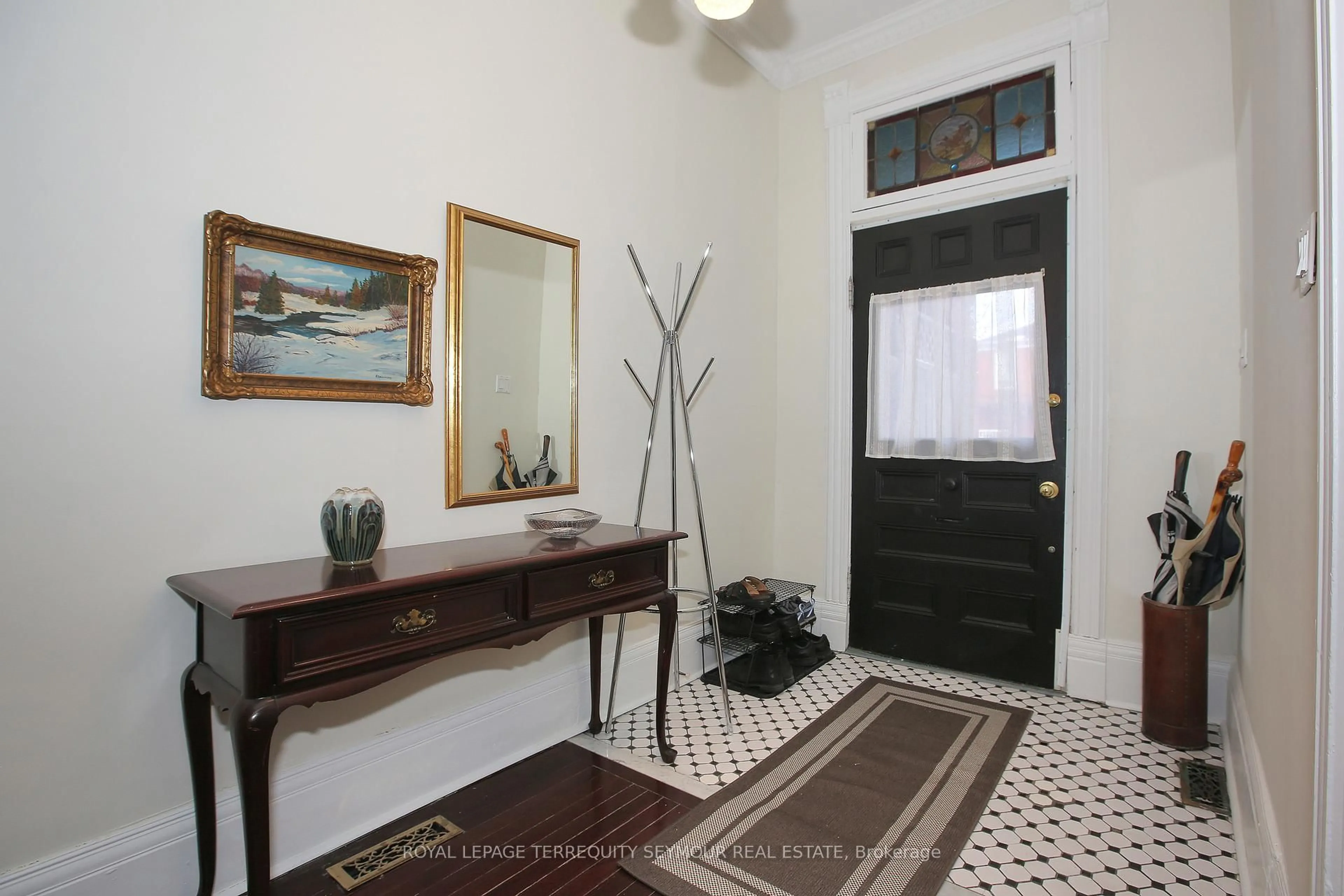 Indoor entryway for 262 Concord Ave, Toronto Ontario M6H 2P5