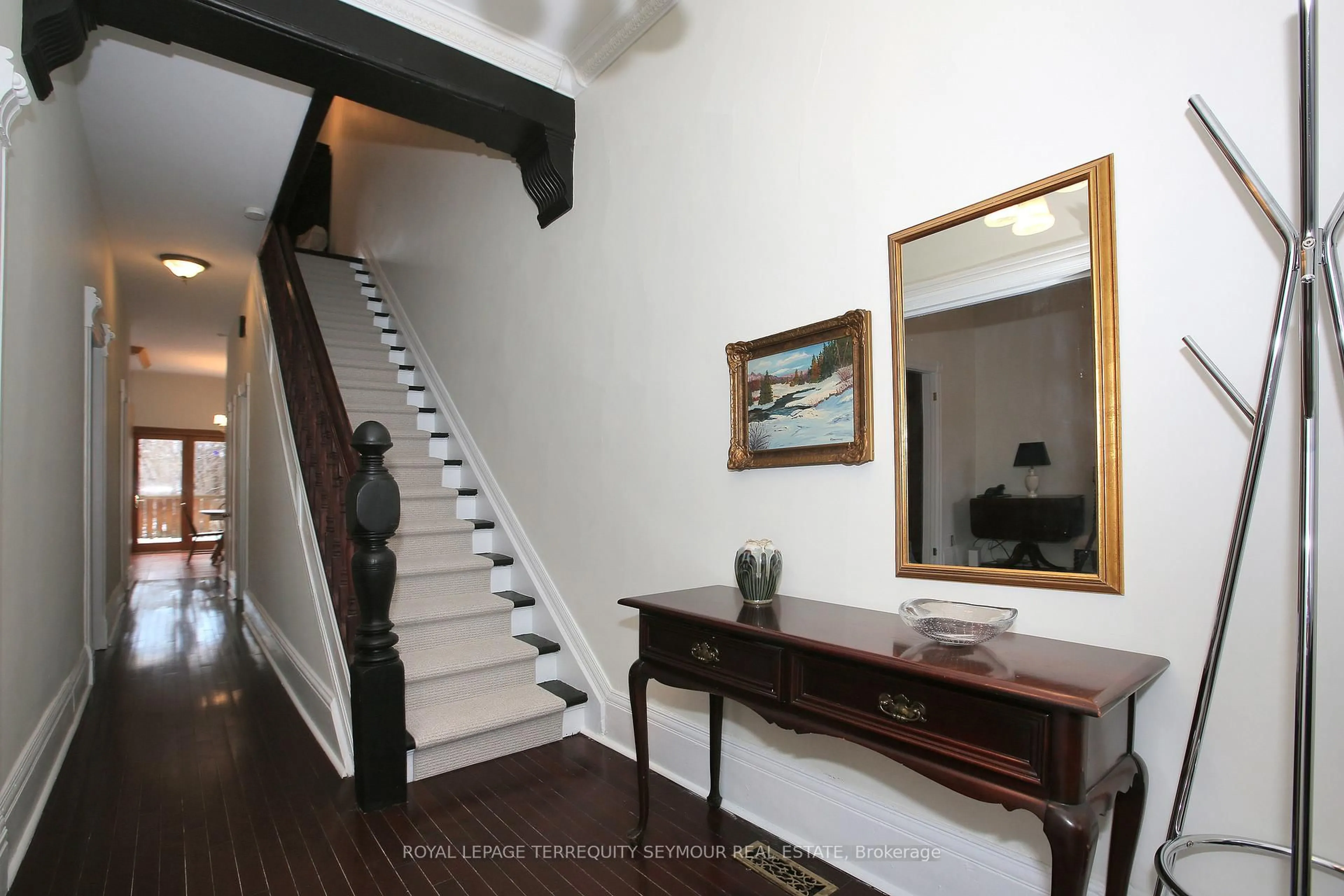 Indoor foyer for 262 Concord Ave, Toronto Ontario M6H 2P5