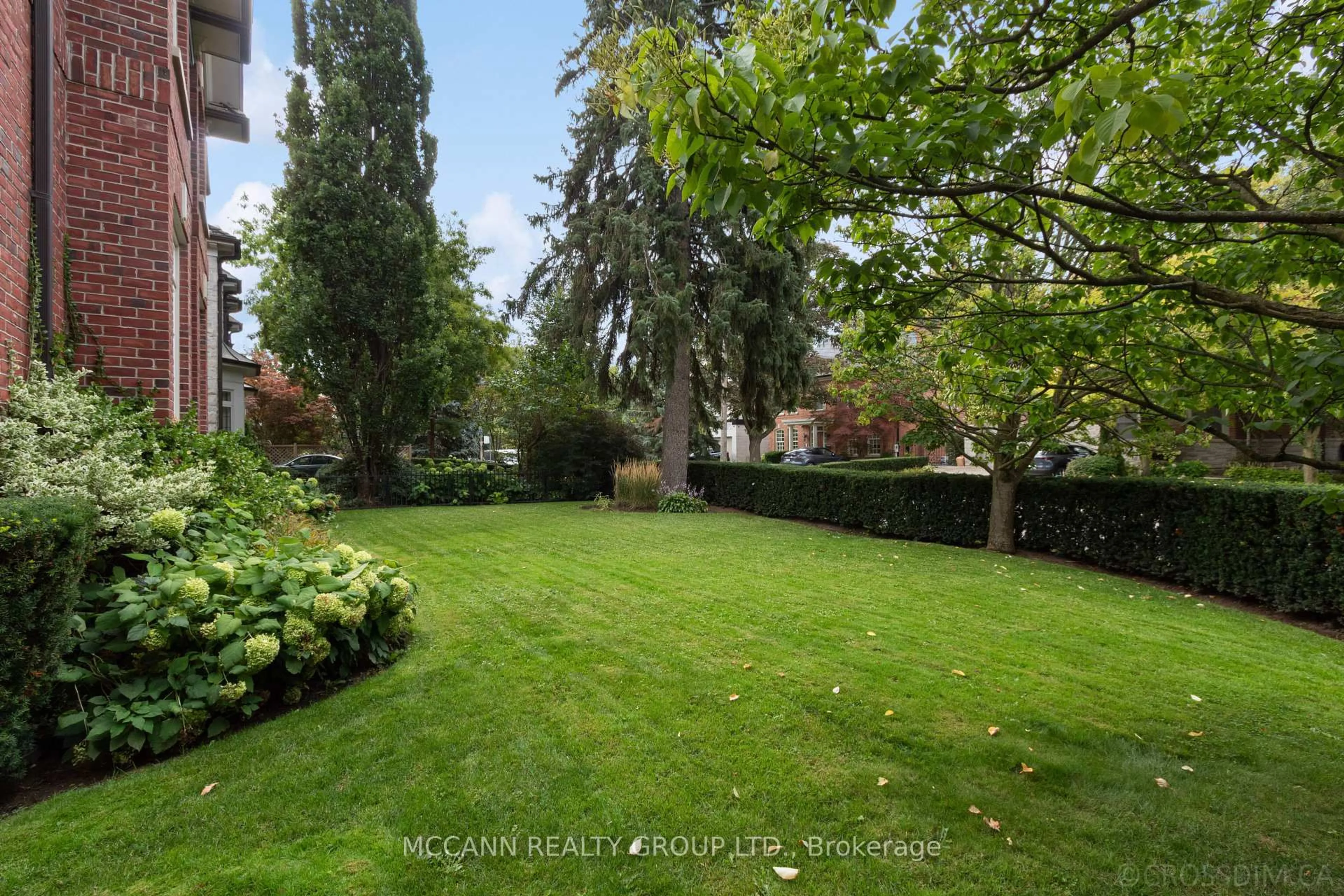 Patio, street for 21 De Vere Gdns, Toronto Ontario M5M 3E4