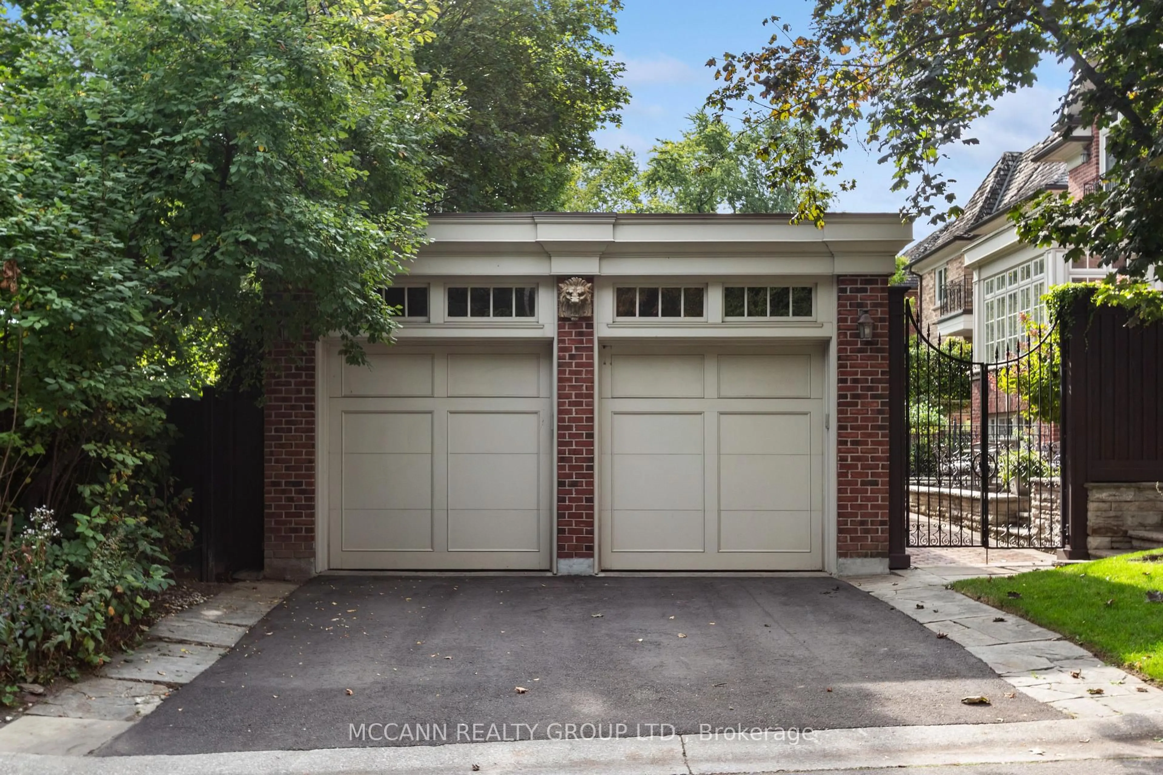 Indoor garage for 21 De Vere Gdns, Toronto Ontario M5M 3E4