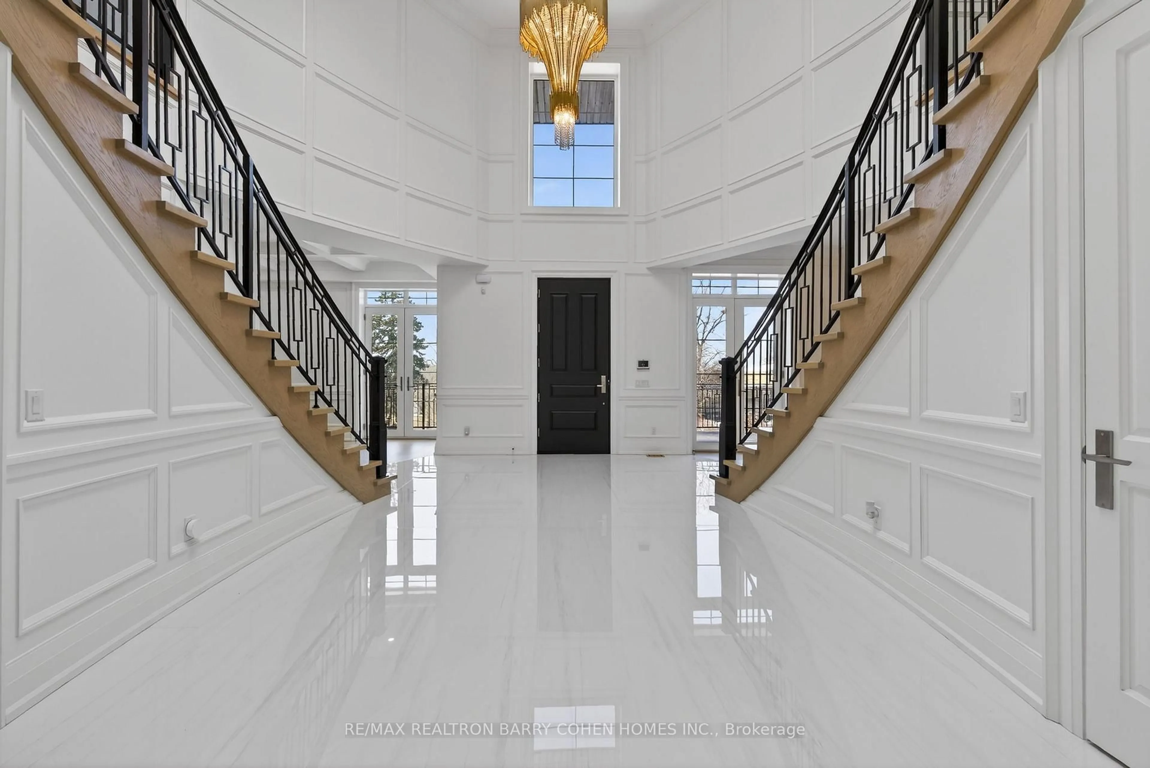 Indoor foyer for 118 Laurentide Dr, Toronto Ontario M3A 3E5