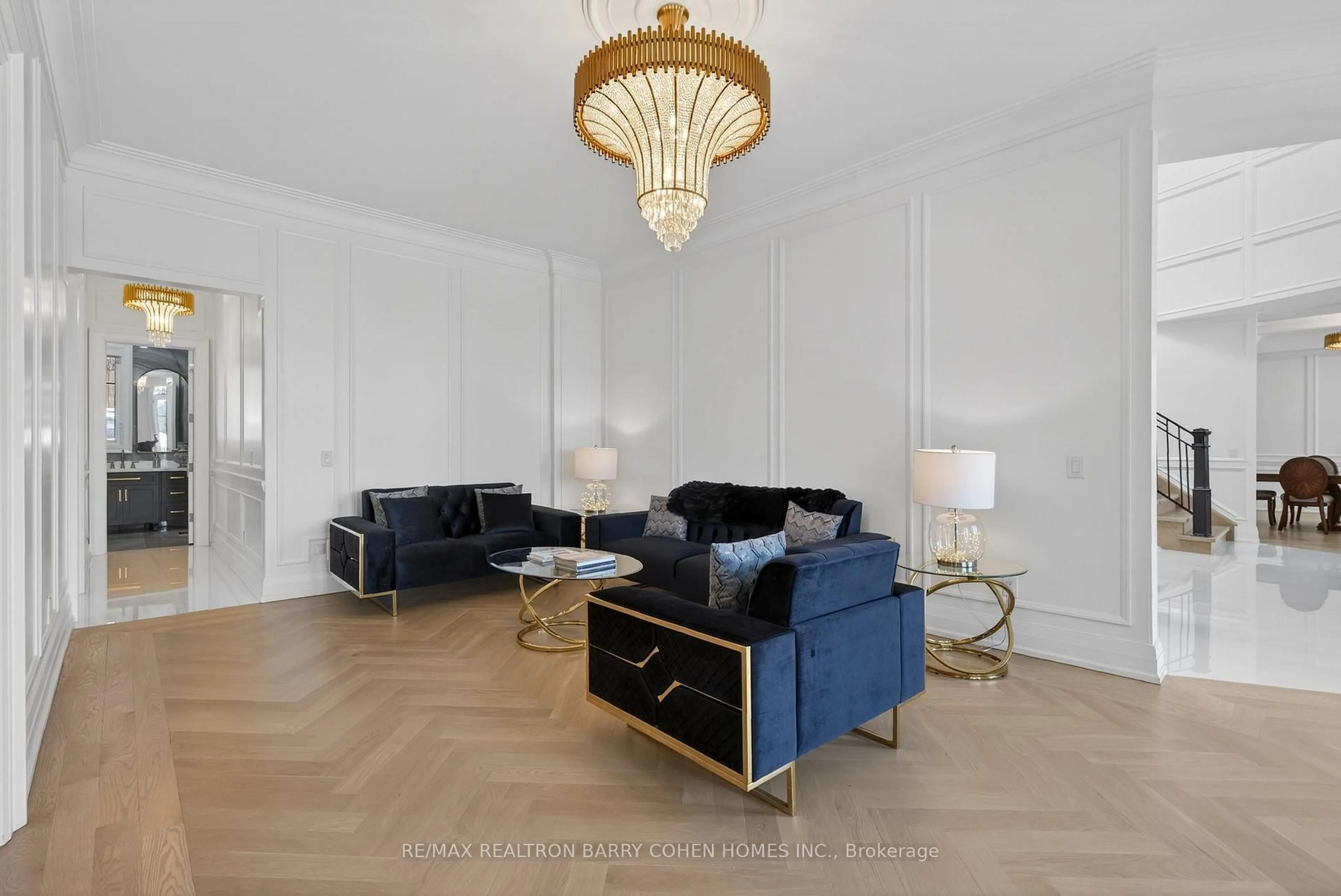 Living room with furniture, wood/laminate floor for 118 Laurentide Dr, Toronto Ontario M3A 3E5