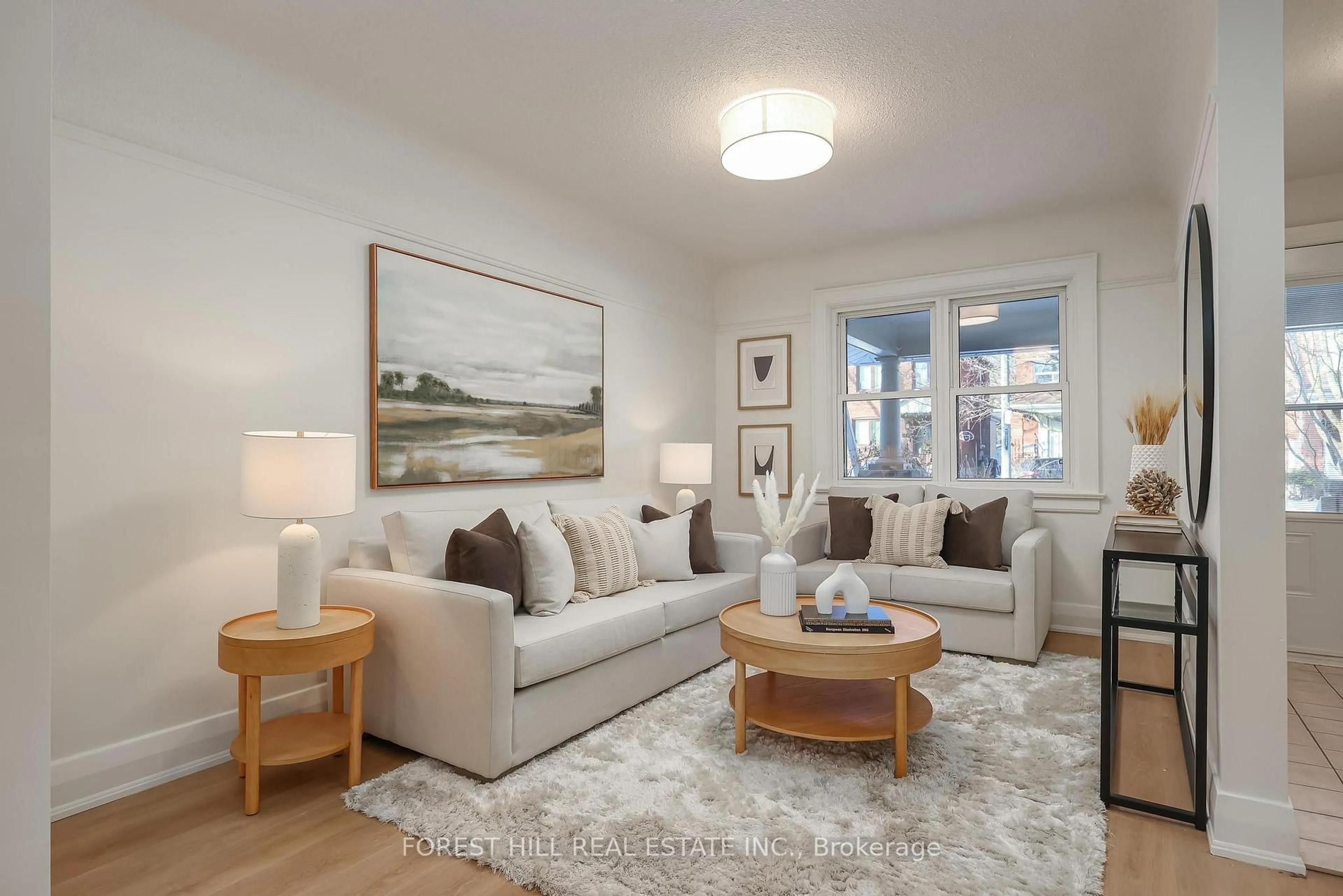 Living room with furniture, unknown for 33 Glengarry Ave, Toronto Ontario M5M 1C8