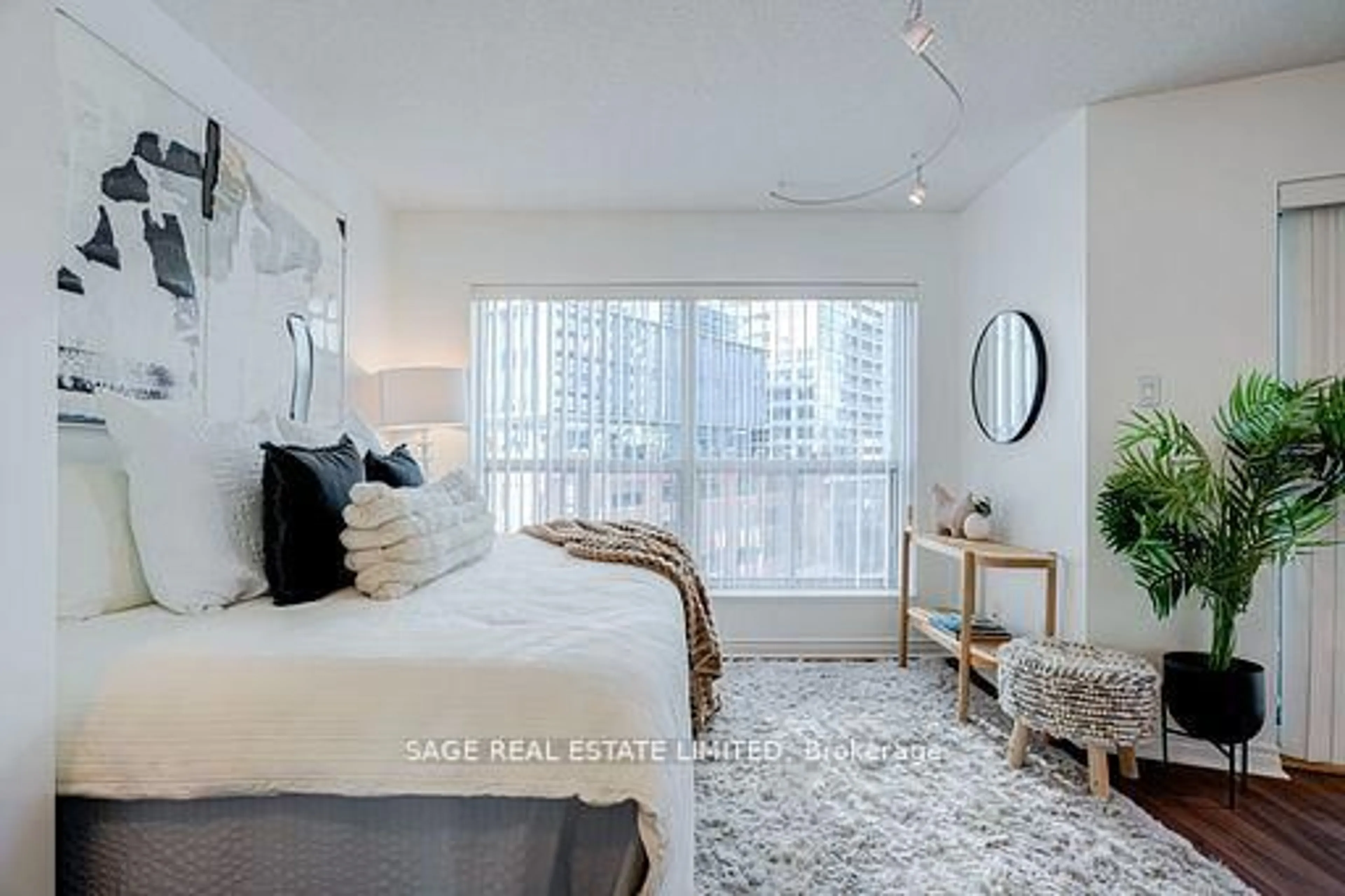Bedroom with bed, unknown for 600 Queens Quay #819, Toronto Ontario M5V 3M3