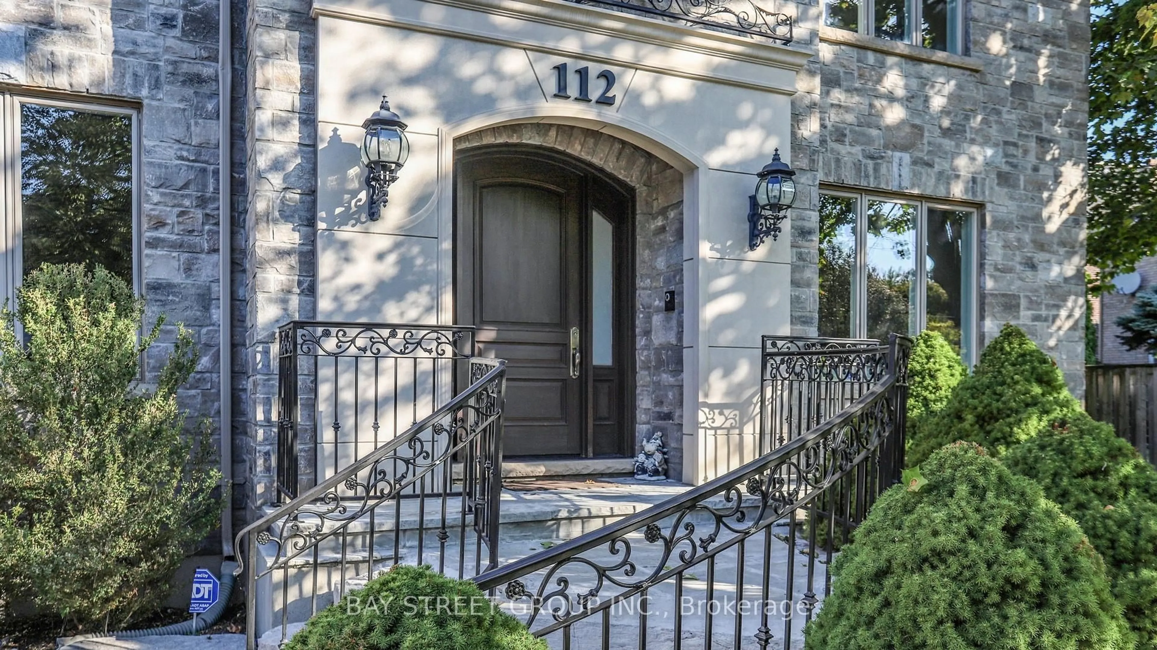 Indoor entryway for 112 Centre Ave, Toronto Ontario M2M 2L8