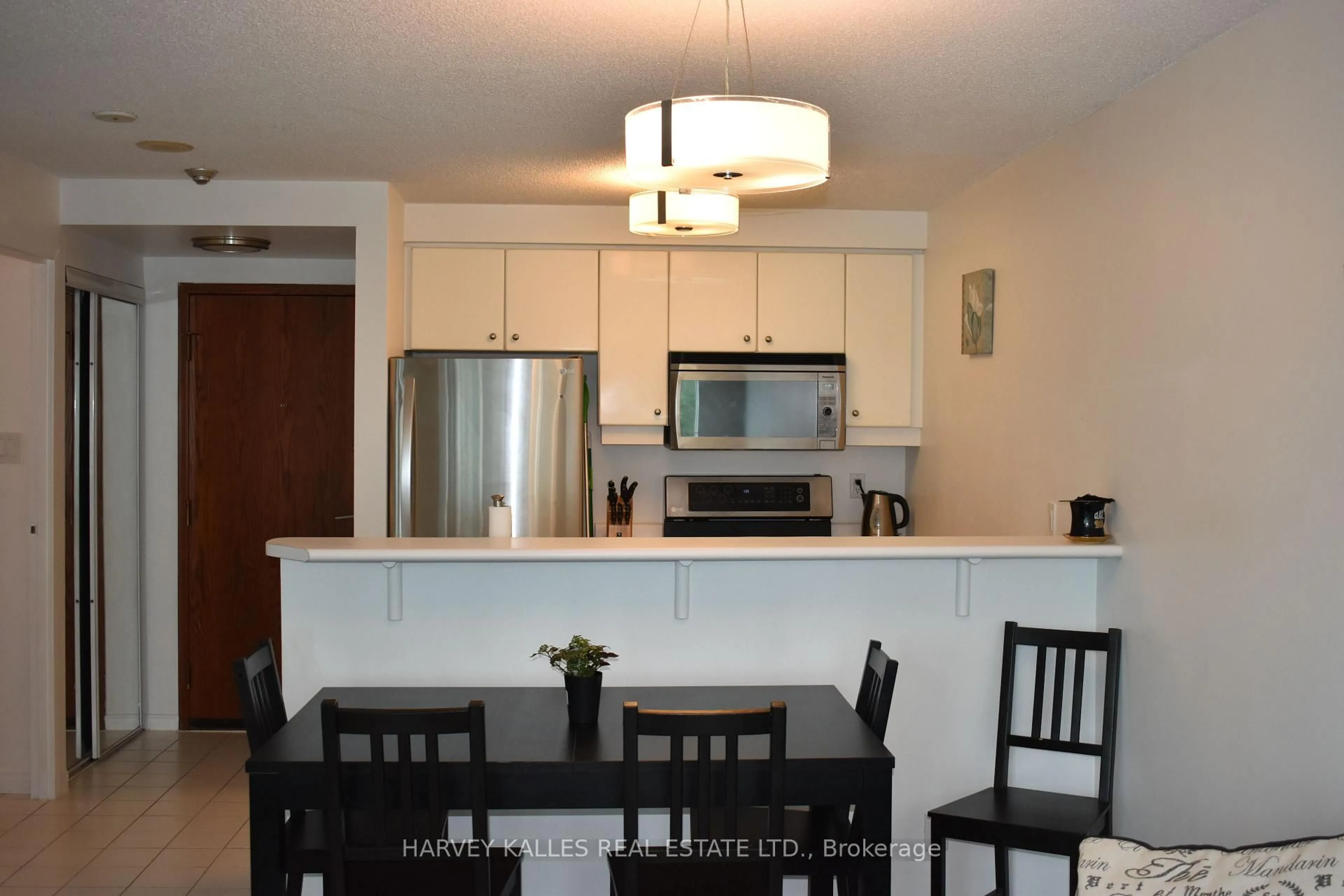 Standard kitchen, wood/laminate floor for 10 Yonge St #705, Toronto Ontario M5J 1R4