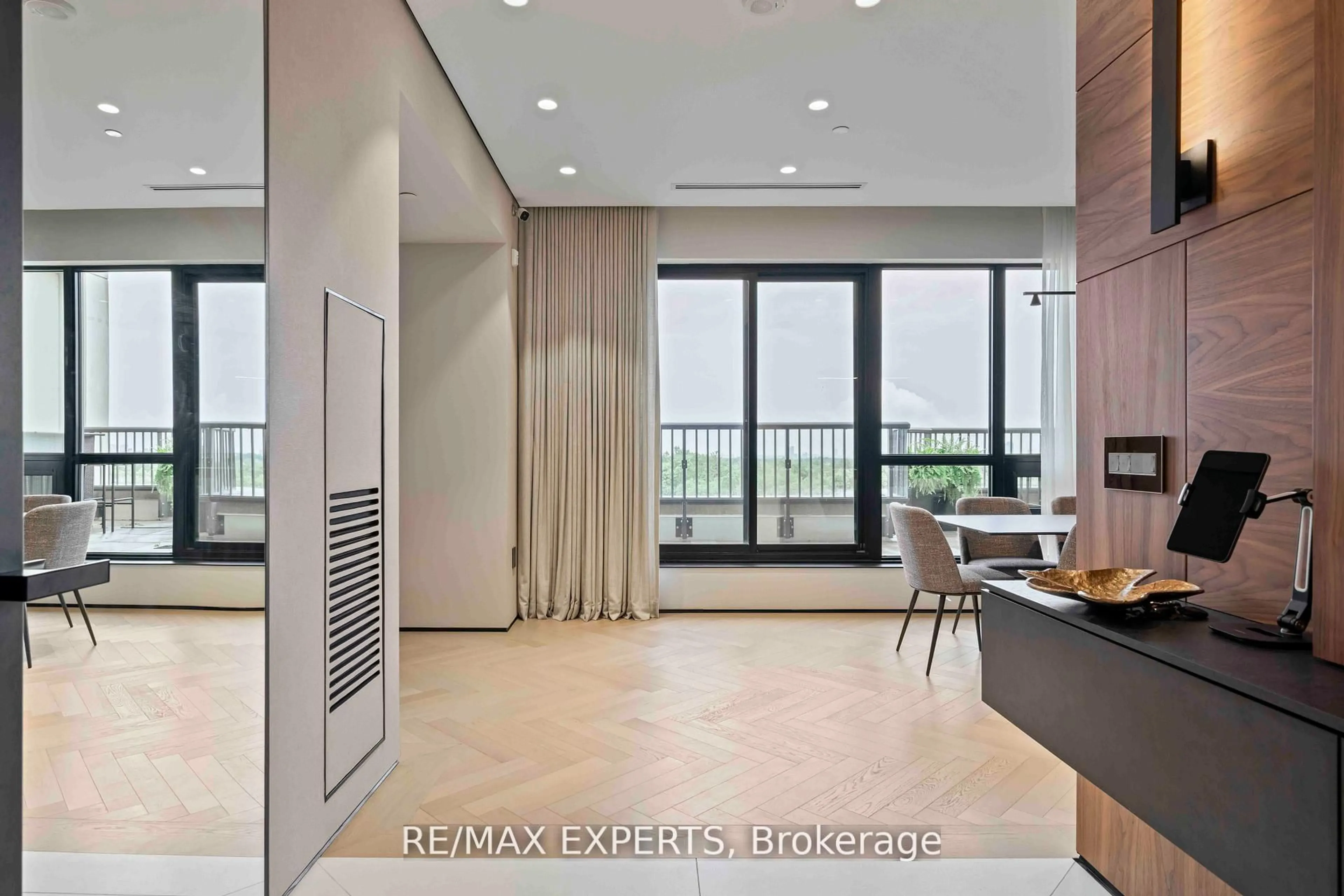 Indoor foyer for 1700 Avenue Rd #702, Toronto Ontario M5M 3Y4