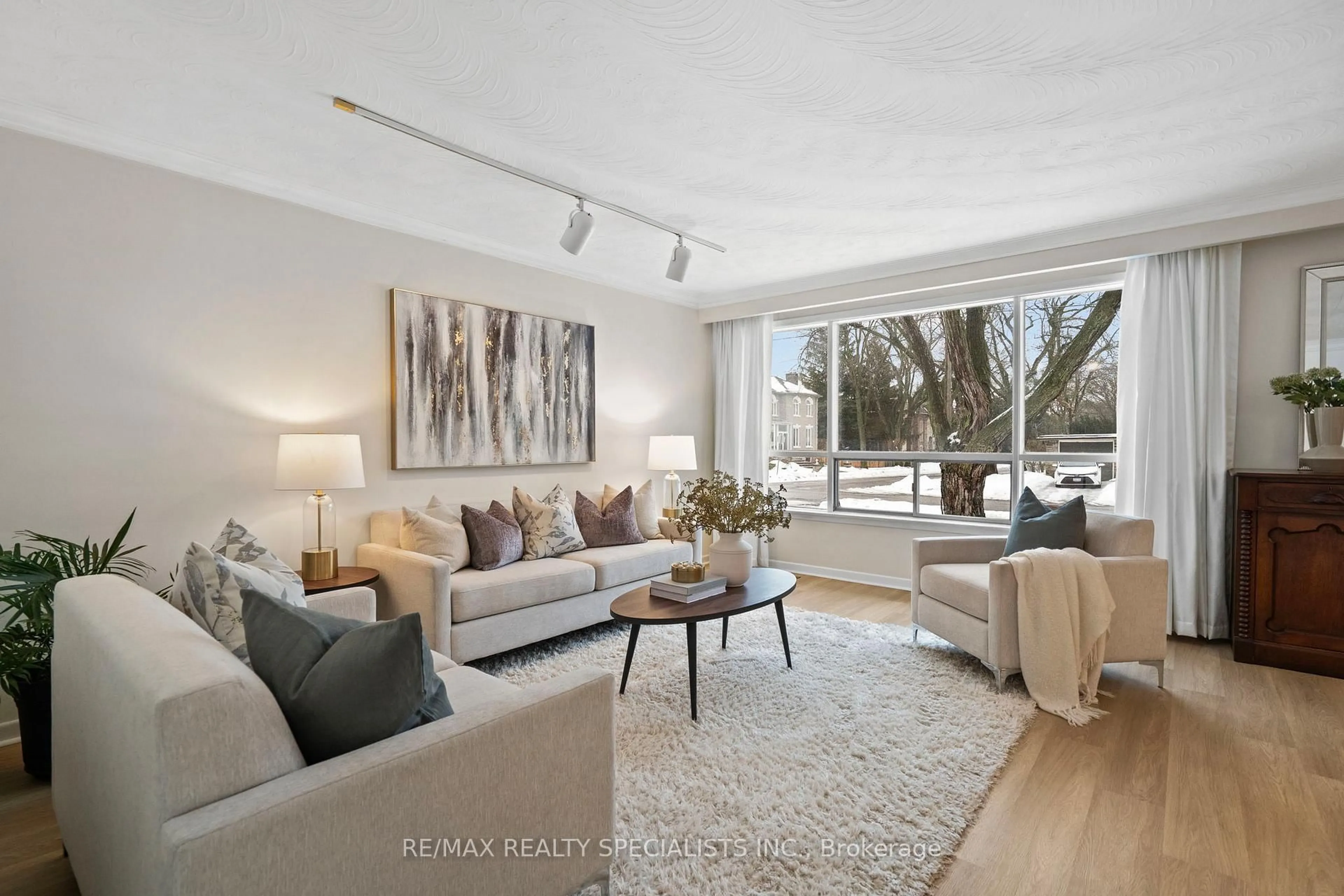 Living room with furniture, unknown for 322 Parkview Ave, Toronto Ontario M2N 3Z4