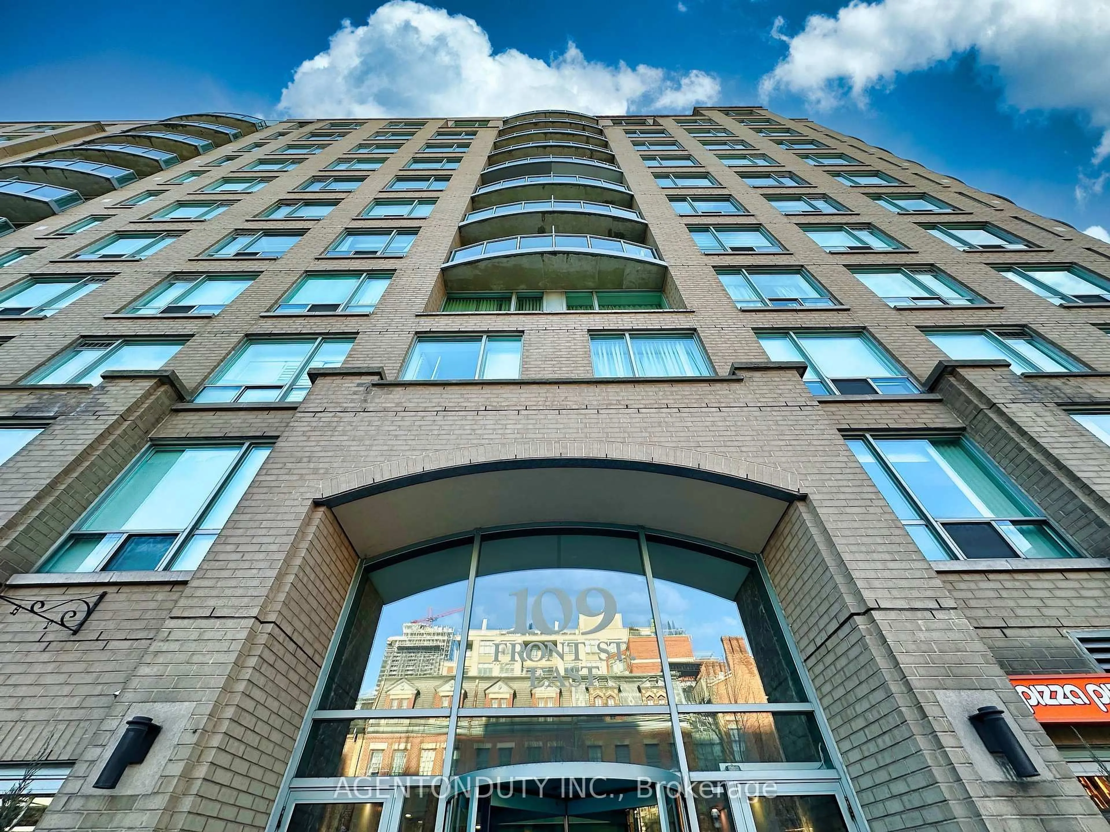 Indoor foyer for 109 Front St #712, Toronto Ontario M5A 4P7