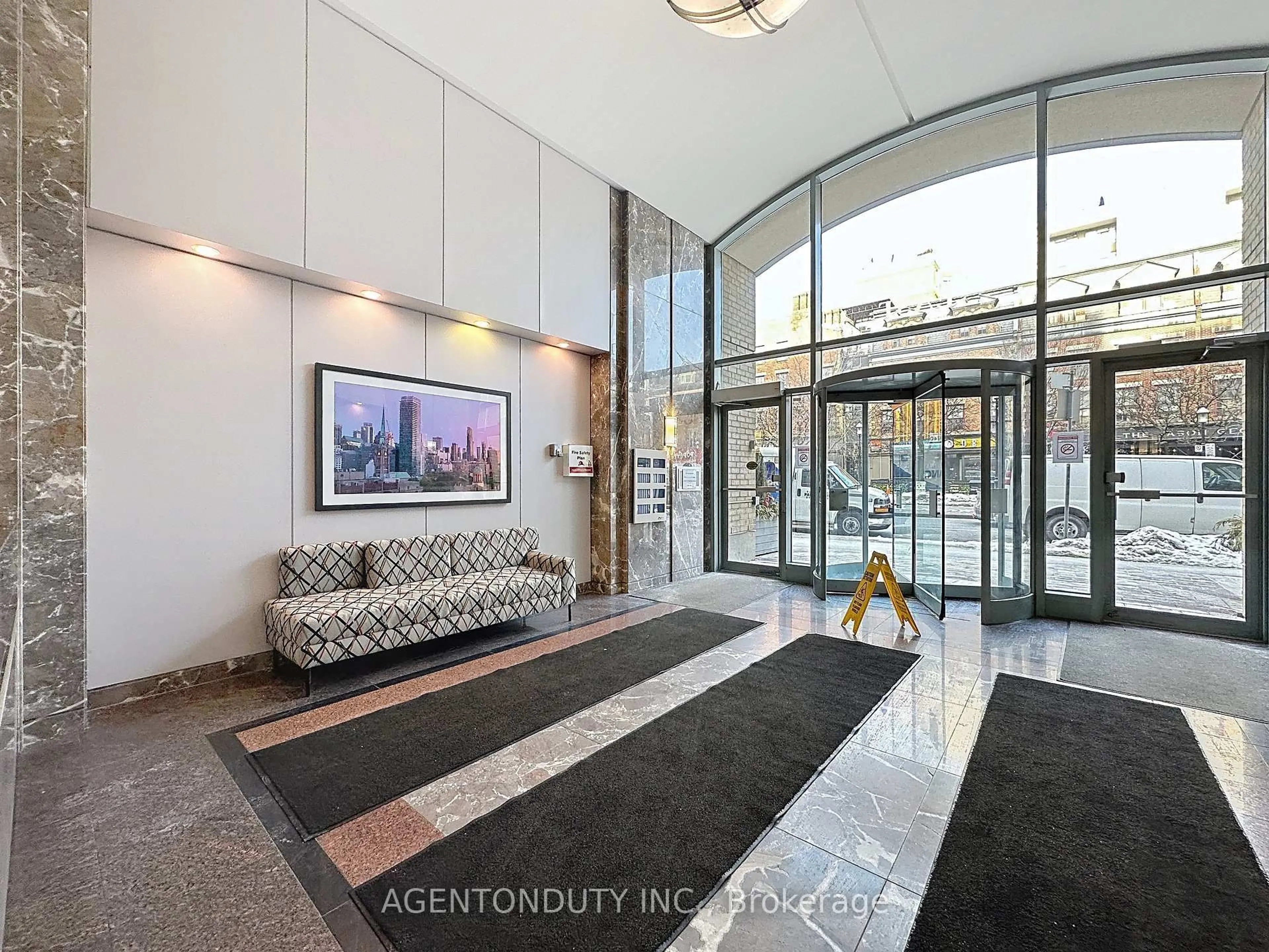 Indoor foyer for 109 Front St #712, Toronto Ontario M5A 4P7