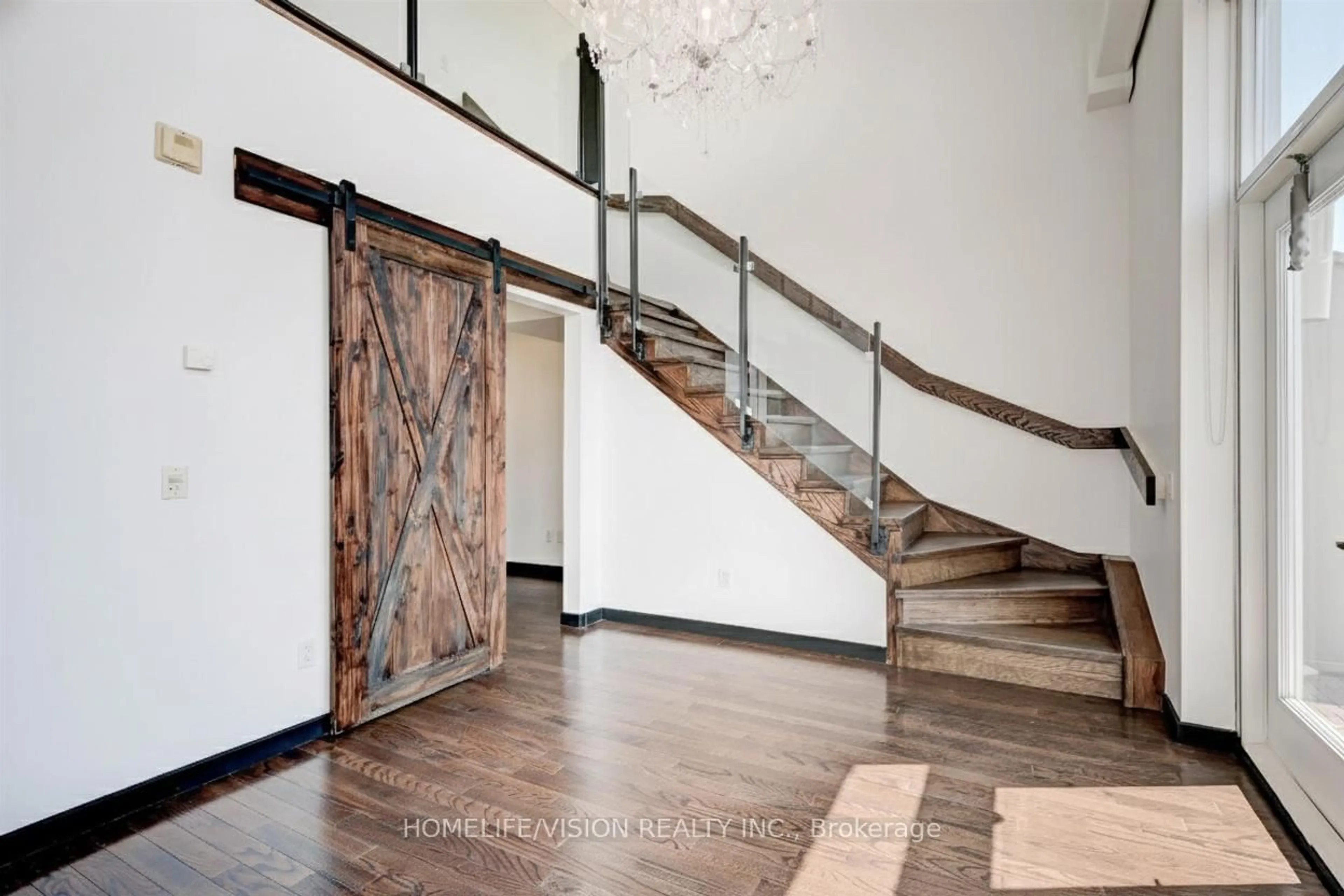 Indoor foyer for 915 King St #Ph505, Toronto Ontario M6K 3M2