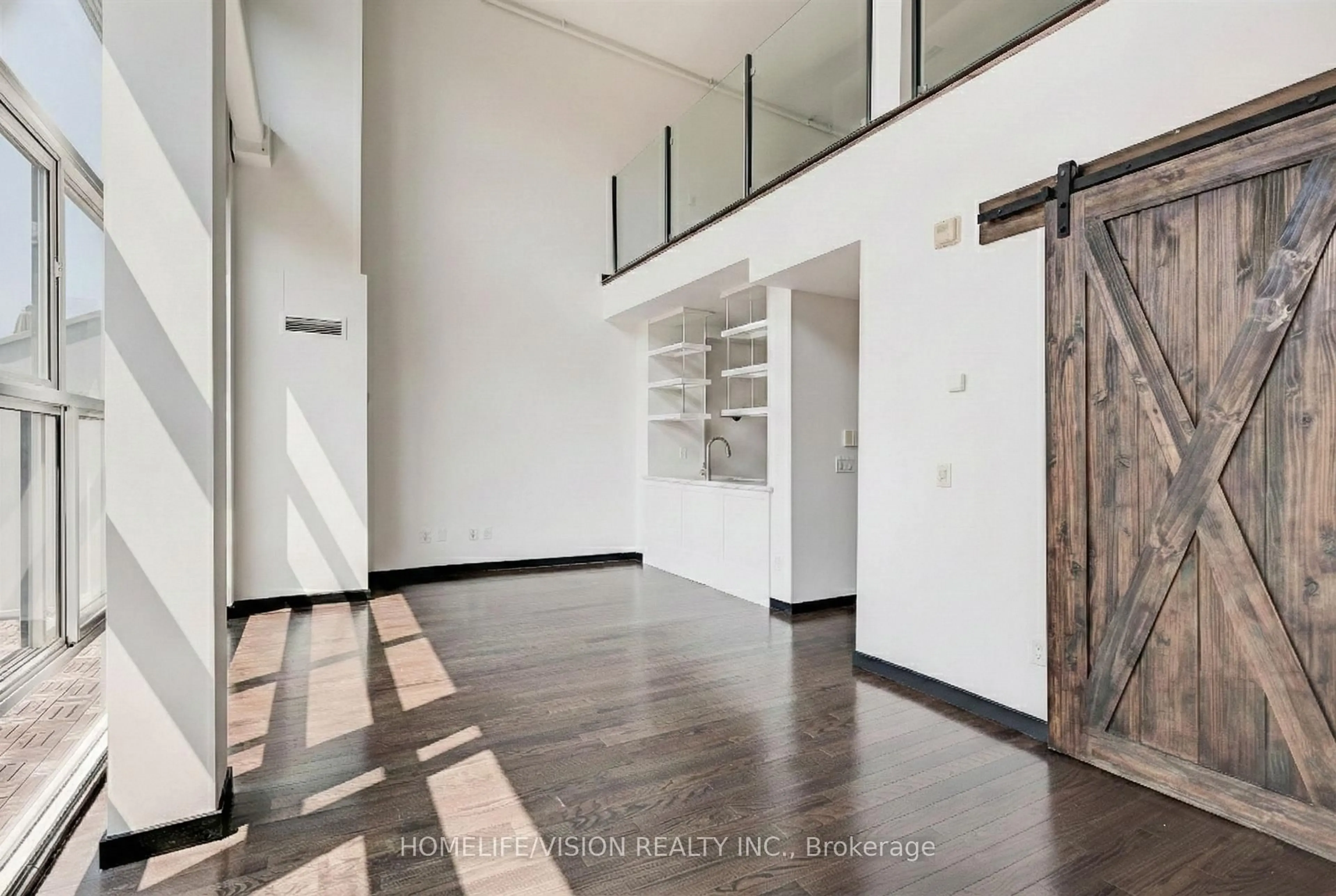 Indoor entryway for 915 King St #Ph505, Toronto Ontario M6K 3M2