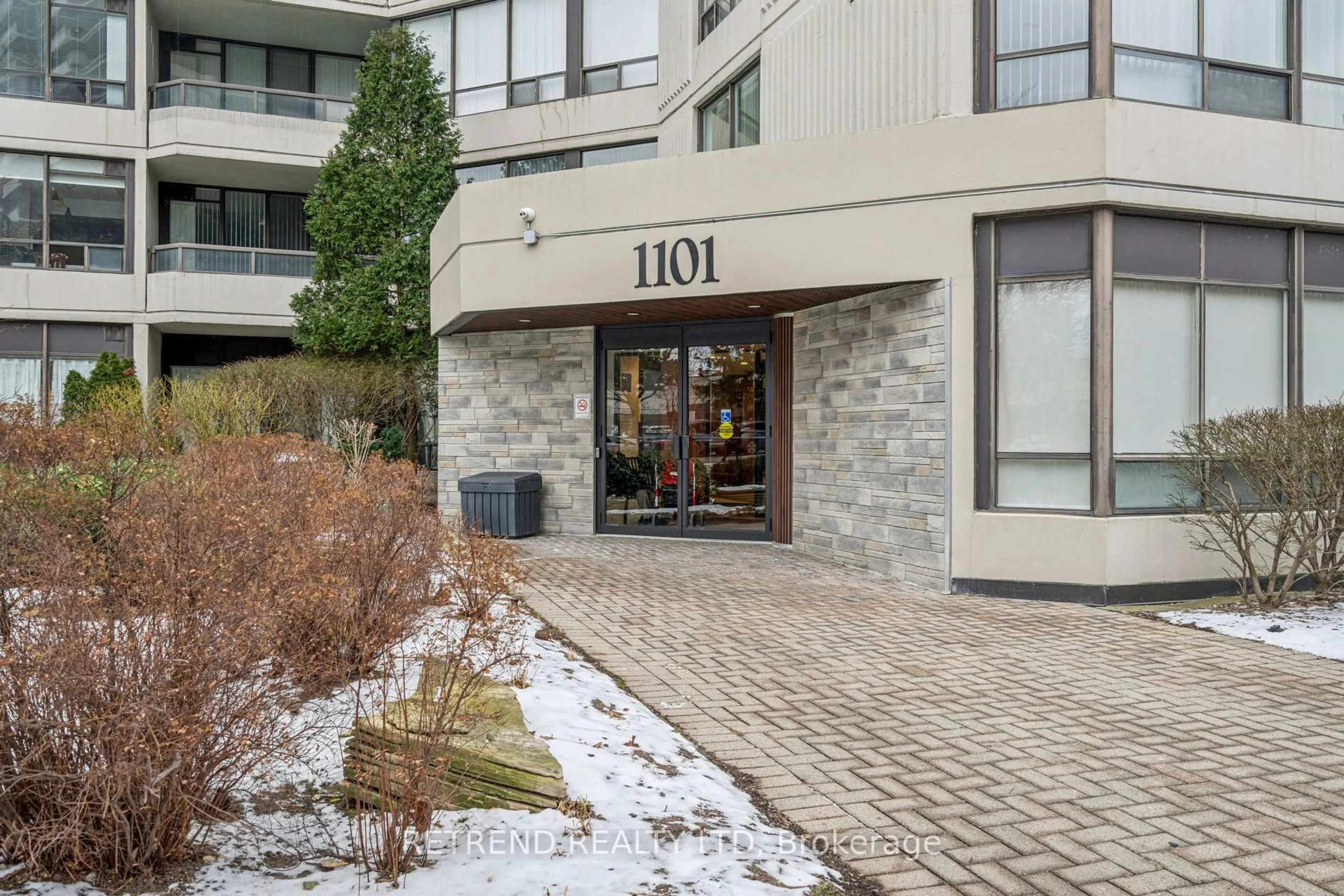 Indoor foyer for 1101 Steeles Ave #212, Toronto Ontario M2R 3W5