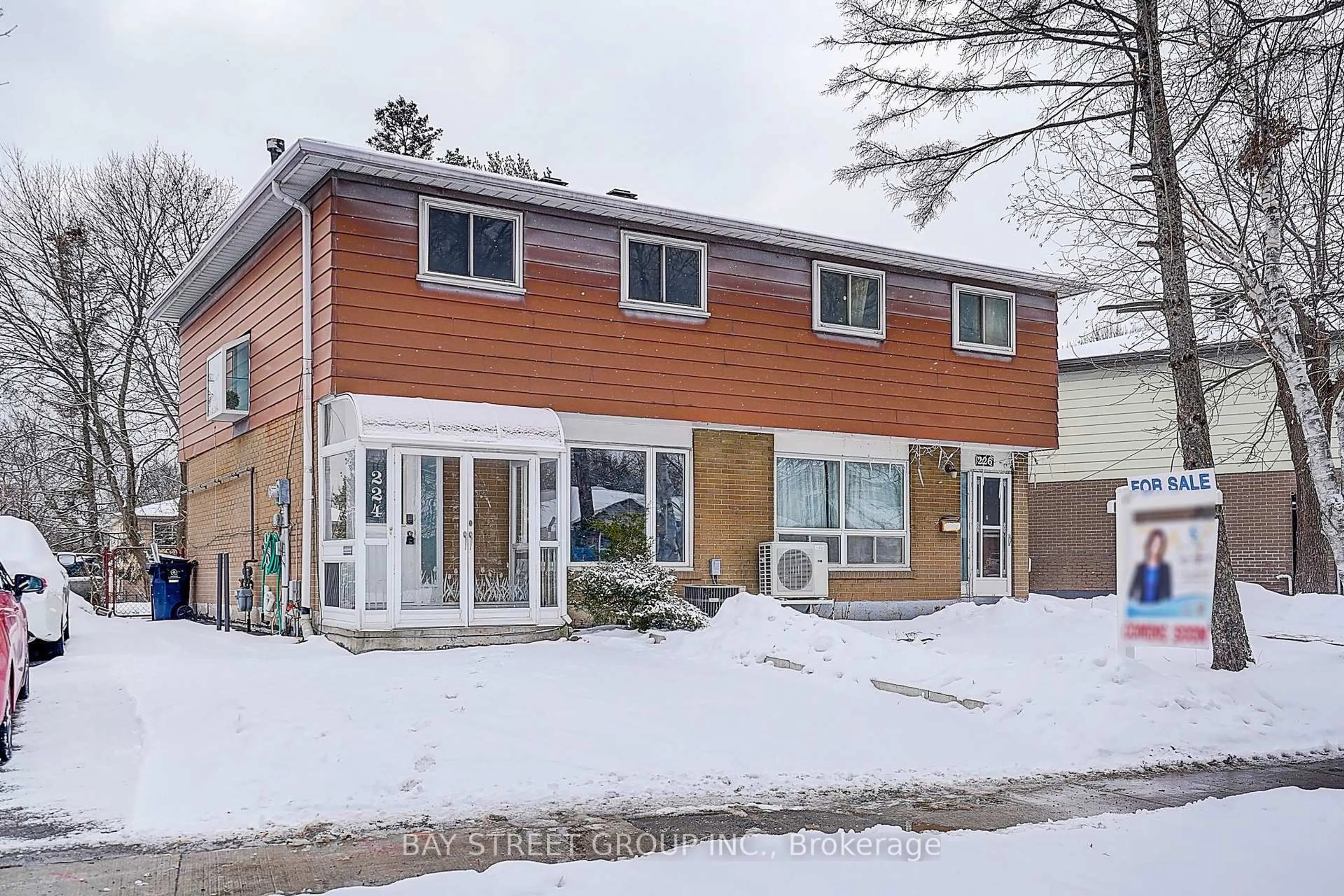 A pic from outside/outdoor area/front of a property/back of a property/a pic from drone, street for 224 Hollyberry Tr, Toronto Ontario M2H 2P4