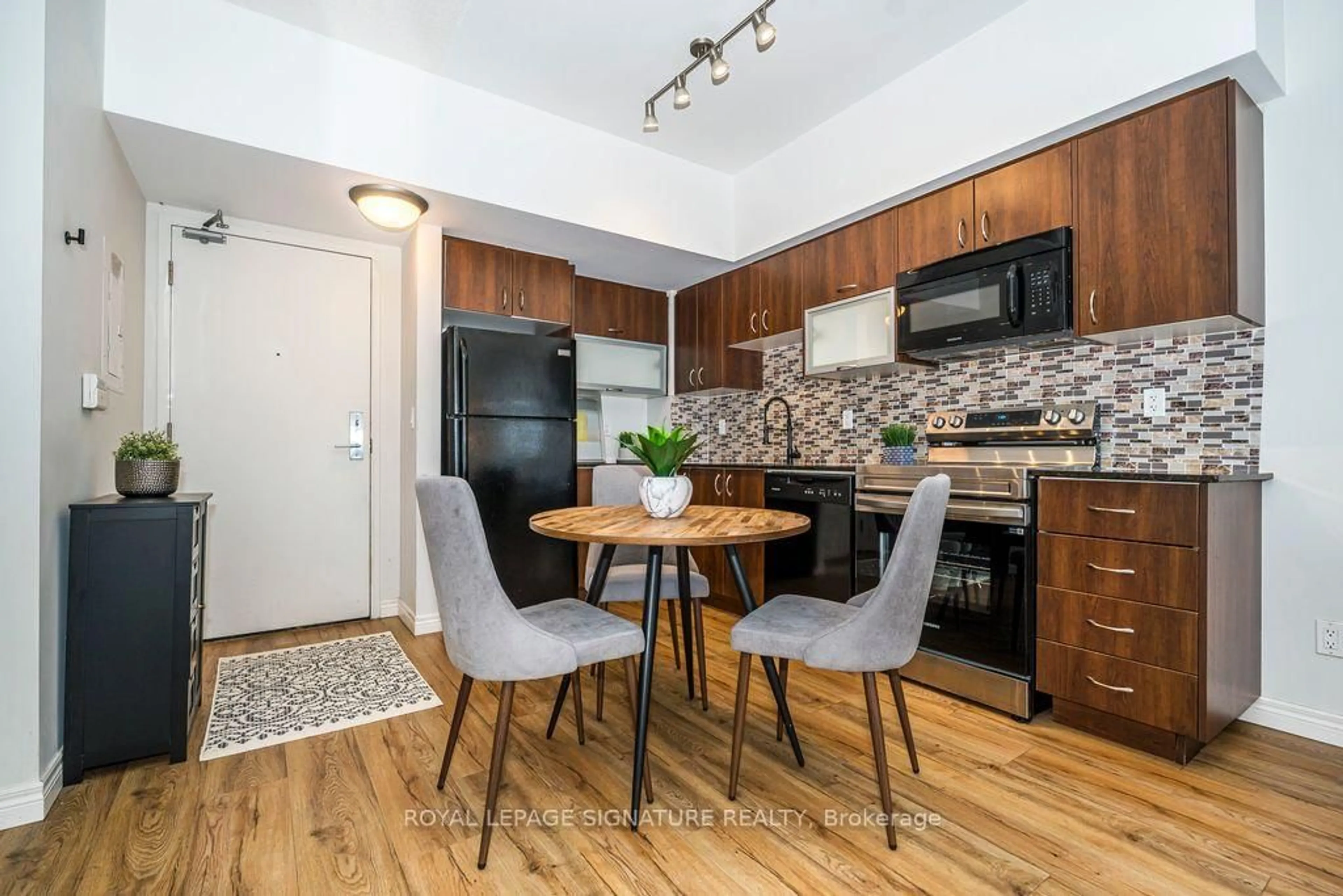 Open concept kitchen, wood/laminate floor for 59 East Liberty St #2002, Toronto Ontario M6K 3R1