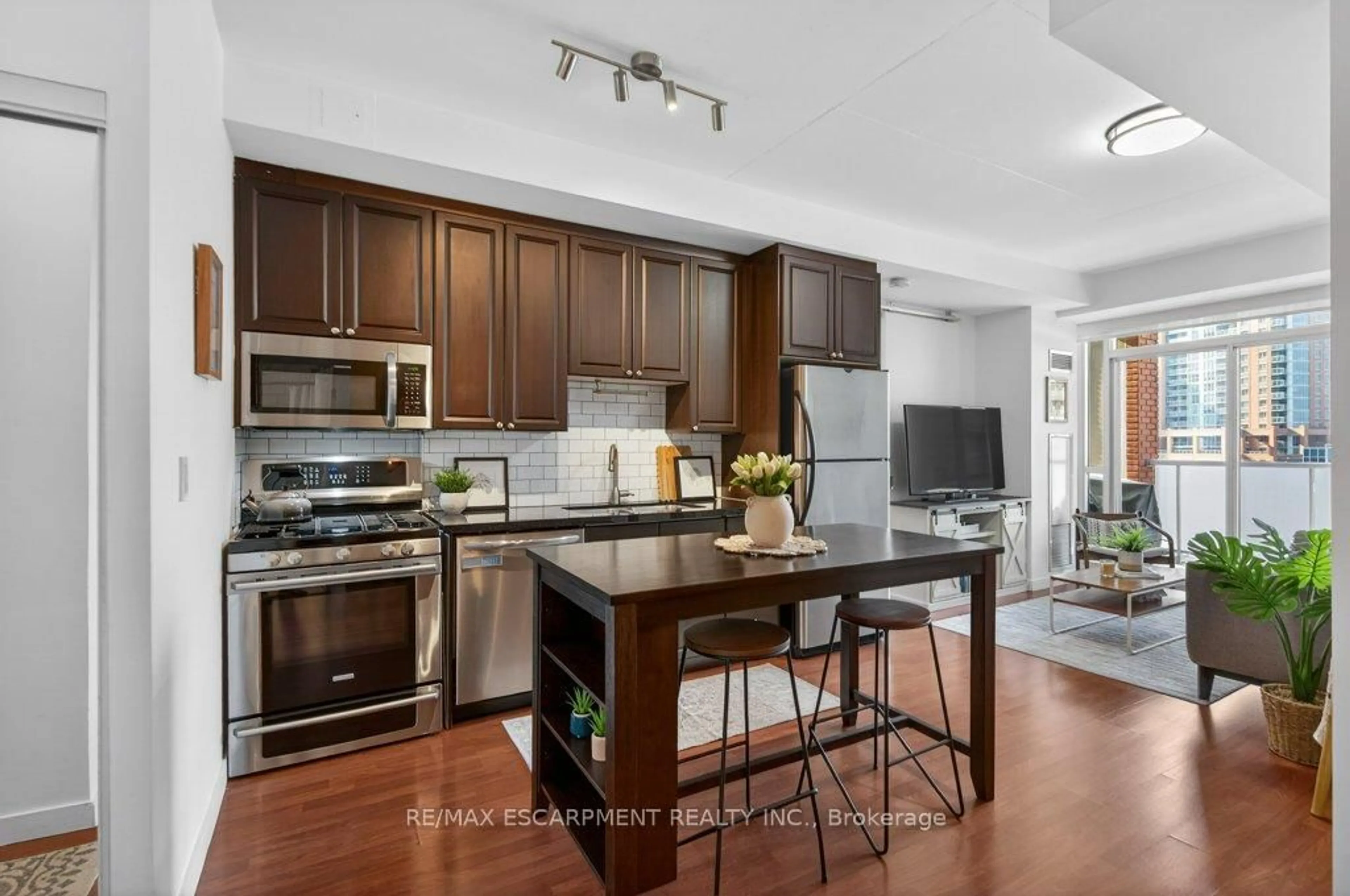 Open concept kitchen, unknown for 1 Shaw St #522, Toronto Ontario M6K 0A1