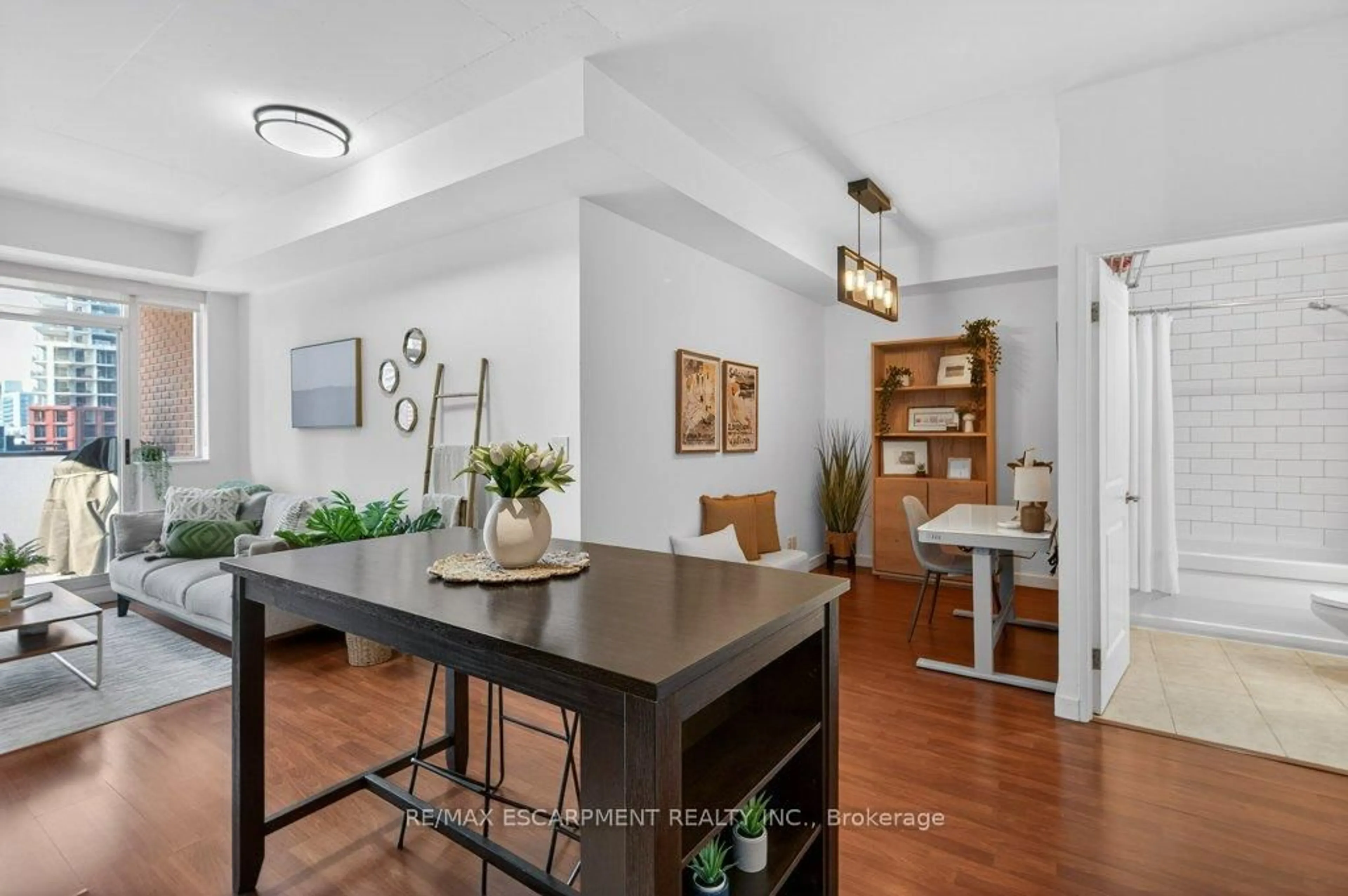 Open concept kitchen, unknown for 1 Shaw St #522, Toronto Ontario M6K 0A1