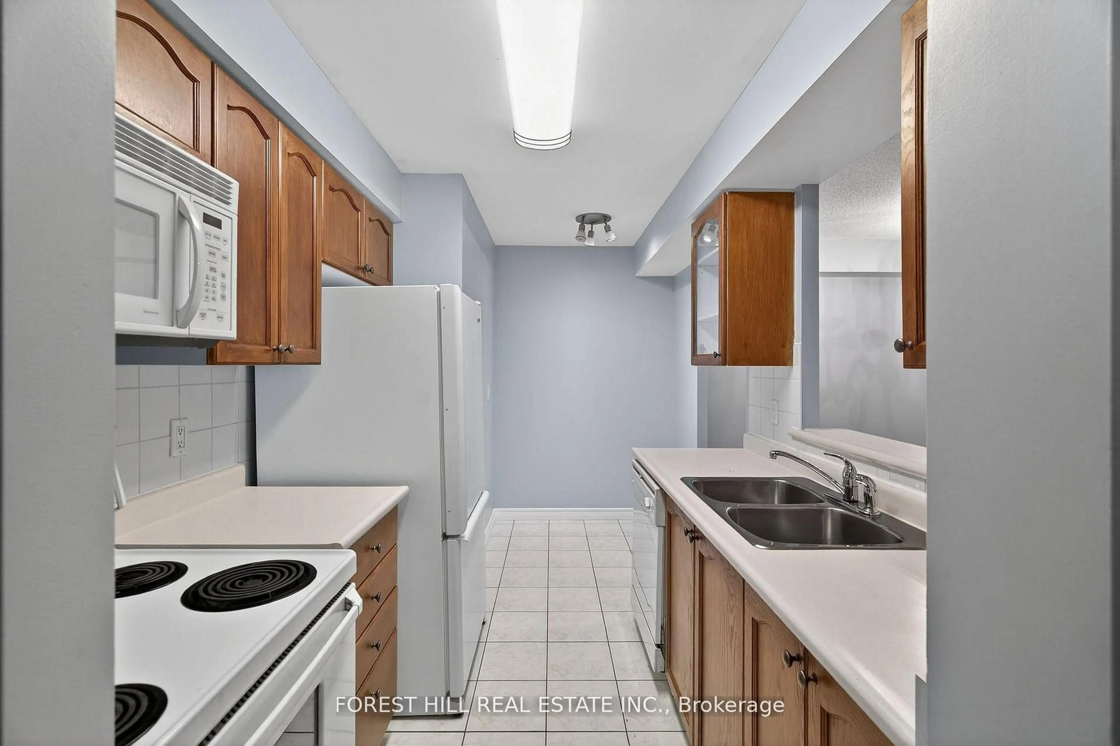 Standard kitchen, unknown for 88 Grandview Way #506, Toronto Ontario M2N 7B2