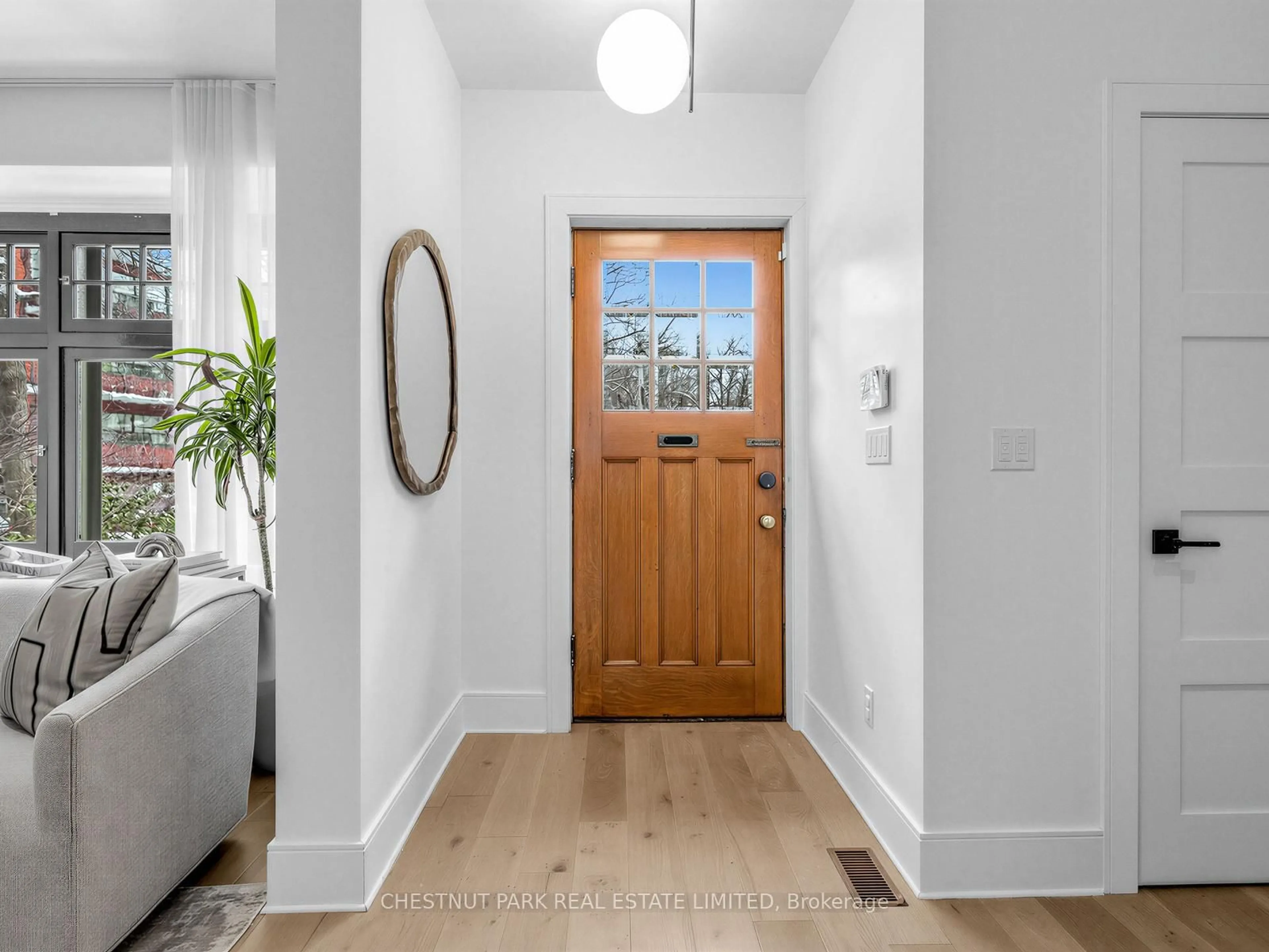 Indoor entryway for 35 Castle Frank Rd, Toronto Ontario M4W 2Z5