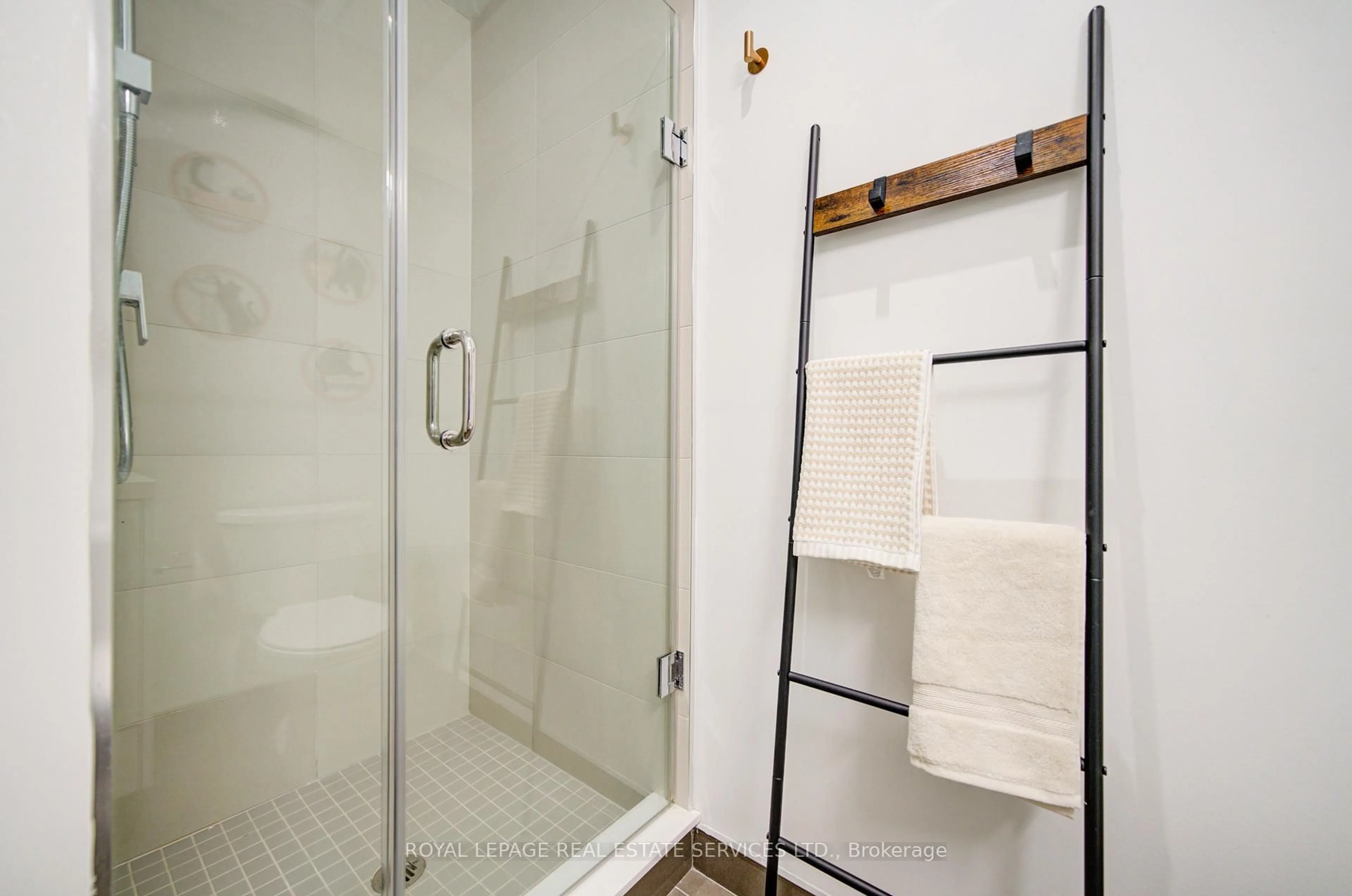 Standard bathroom, ceramic/tile floor for 608 Richmond St #1311, Toronto Ontario M5V 0N9