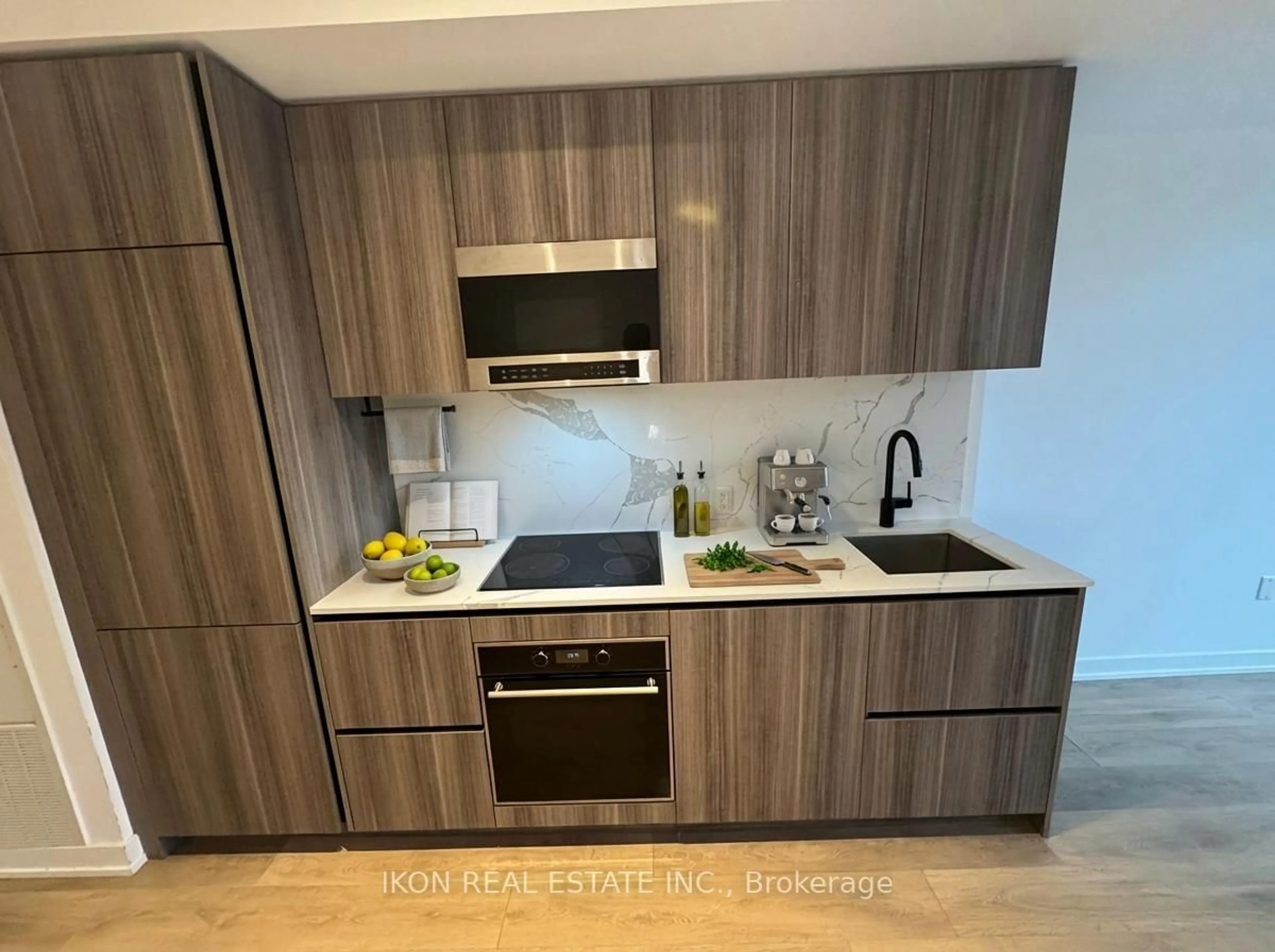 Standard kitchen, wood/laminate floor for 117 Broadway Ave #702, Toronto Ontario M4P 1V3