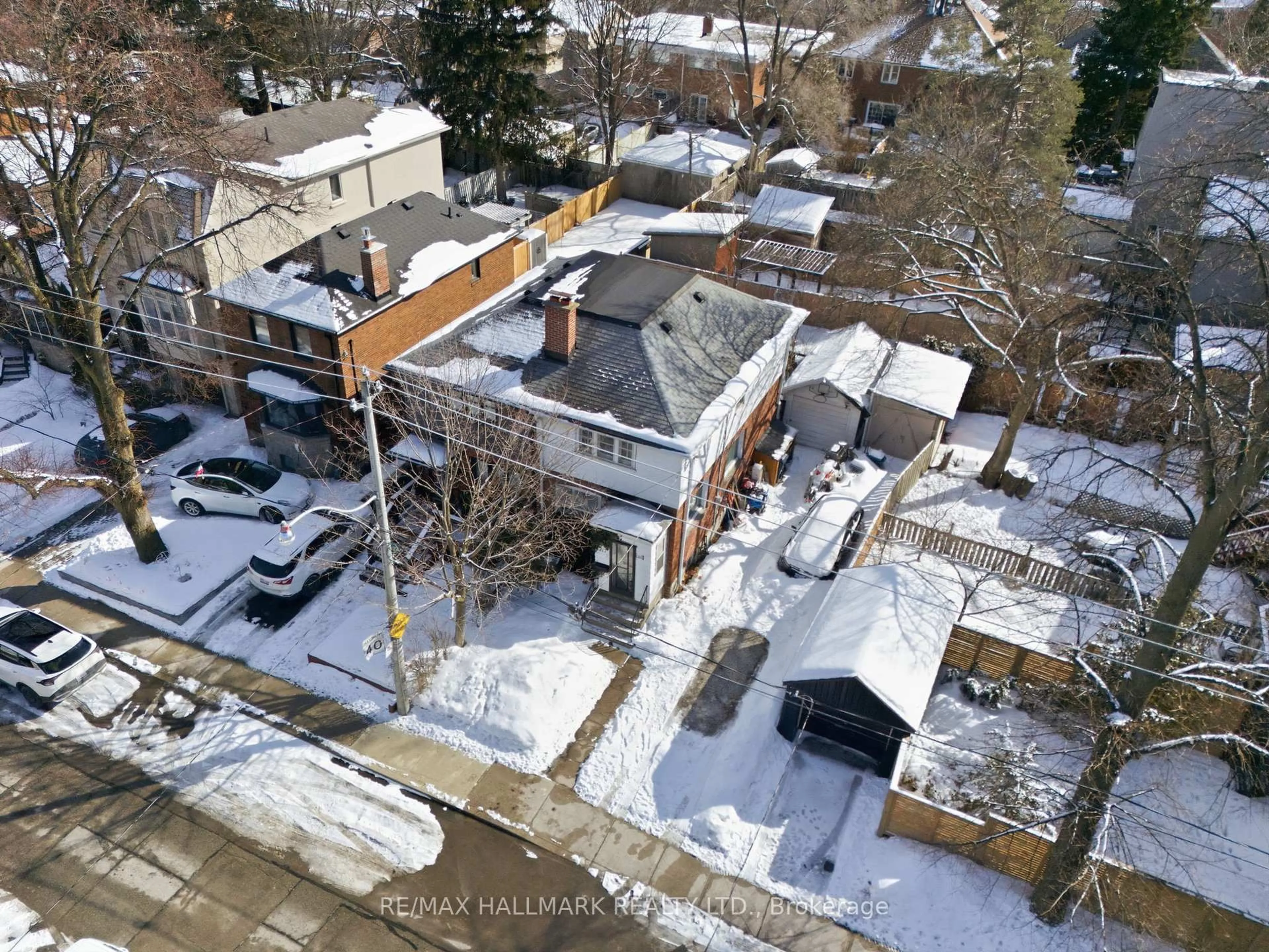 A pic from outside/outdoor area/front of a property/back of a property/a pic from drone, street for 217 Snowdon Ave, Toronto Ontario M4N 2B4