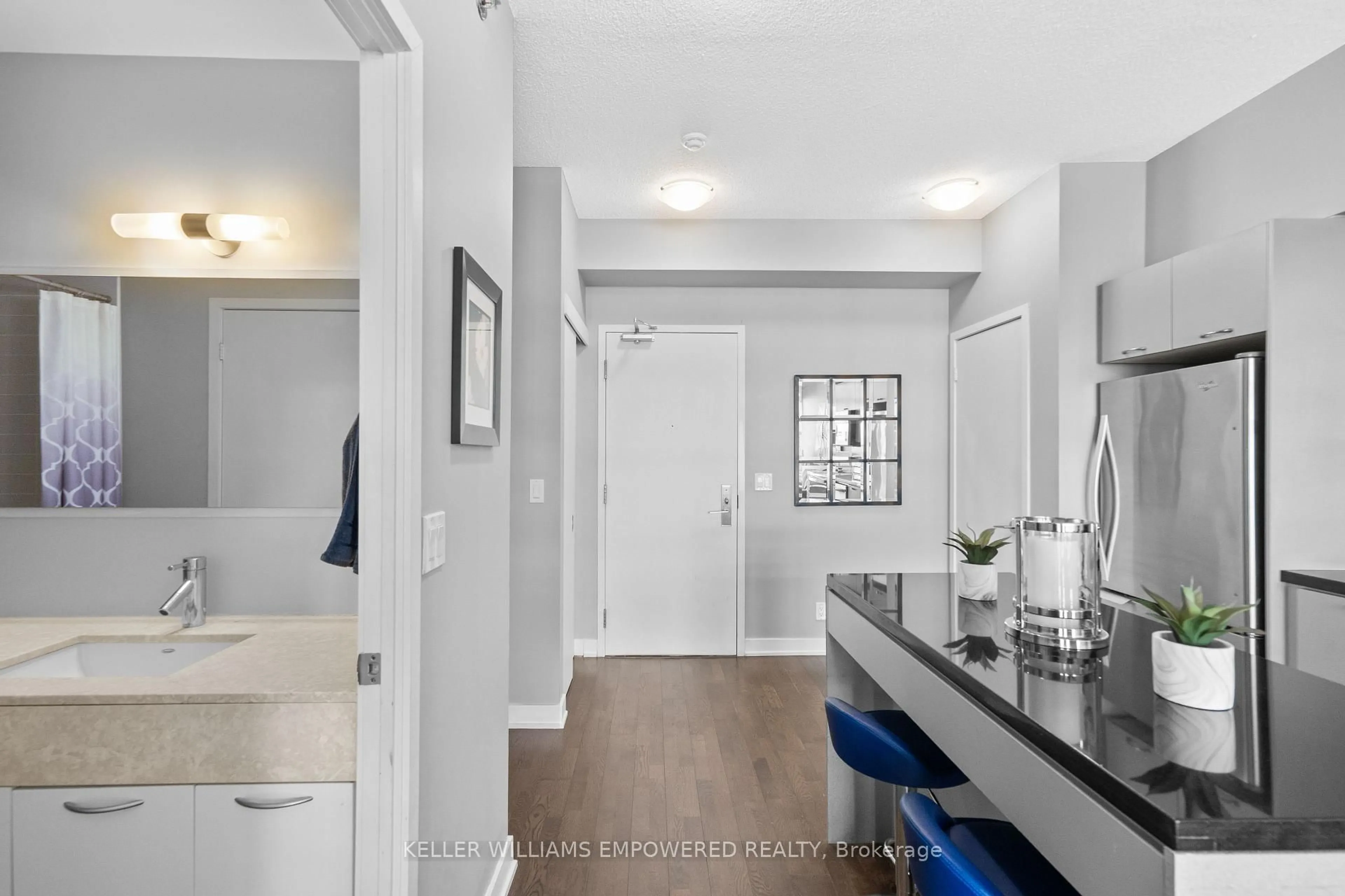 Indoor entryway for 21 Nelson St #914, Toronto Ontario M5V 3H9