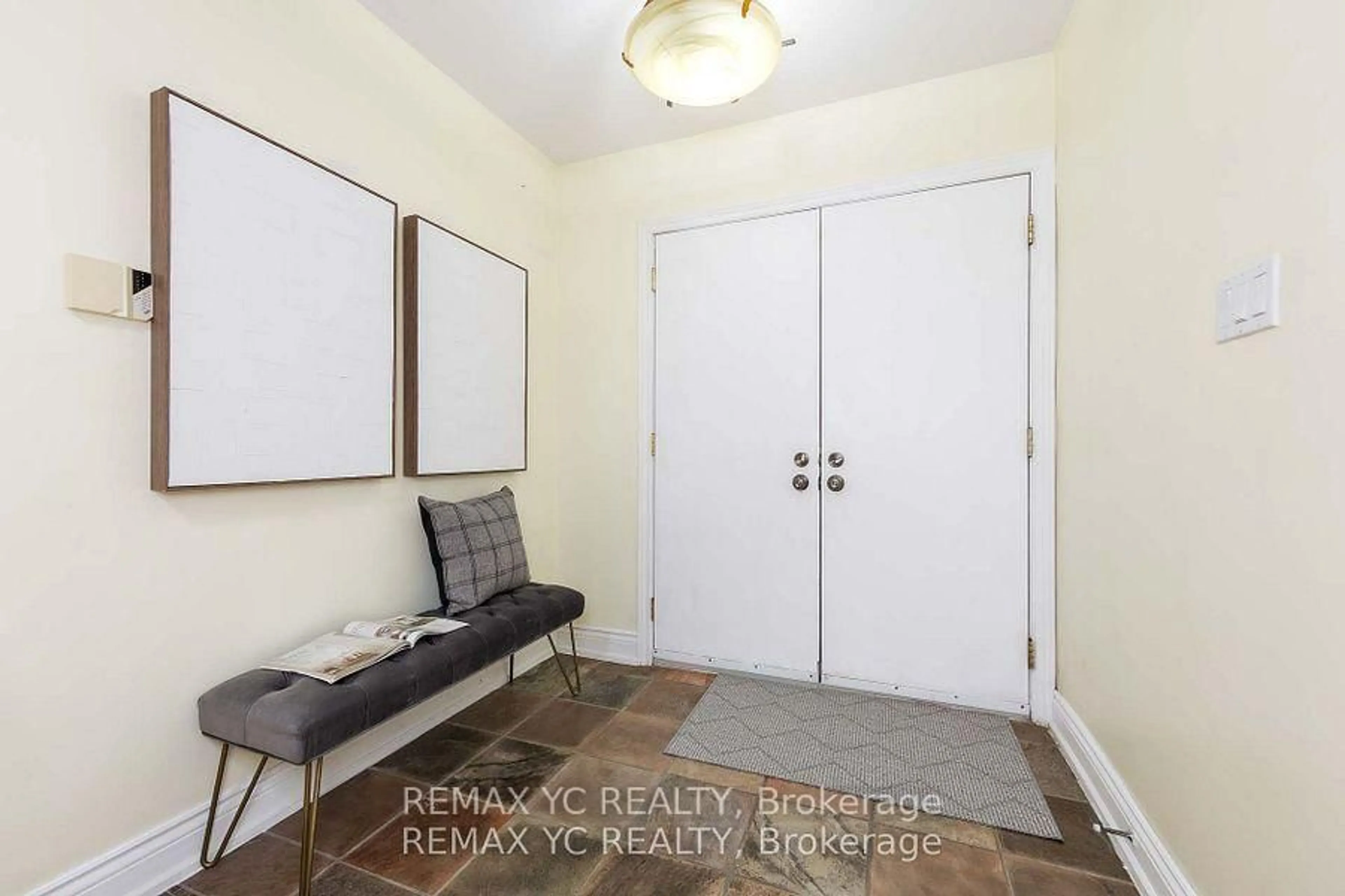 Indoor entryway for 18 Mullet Rd, Toronto Ontario M2M 2A6