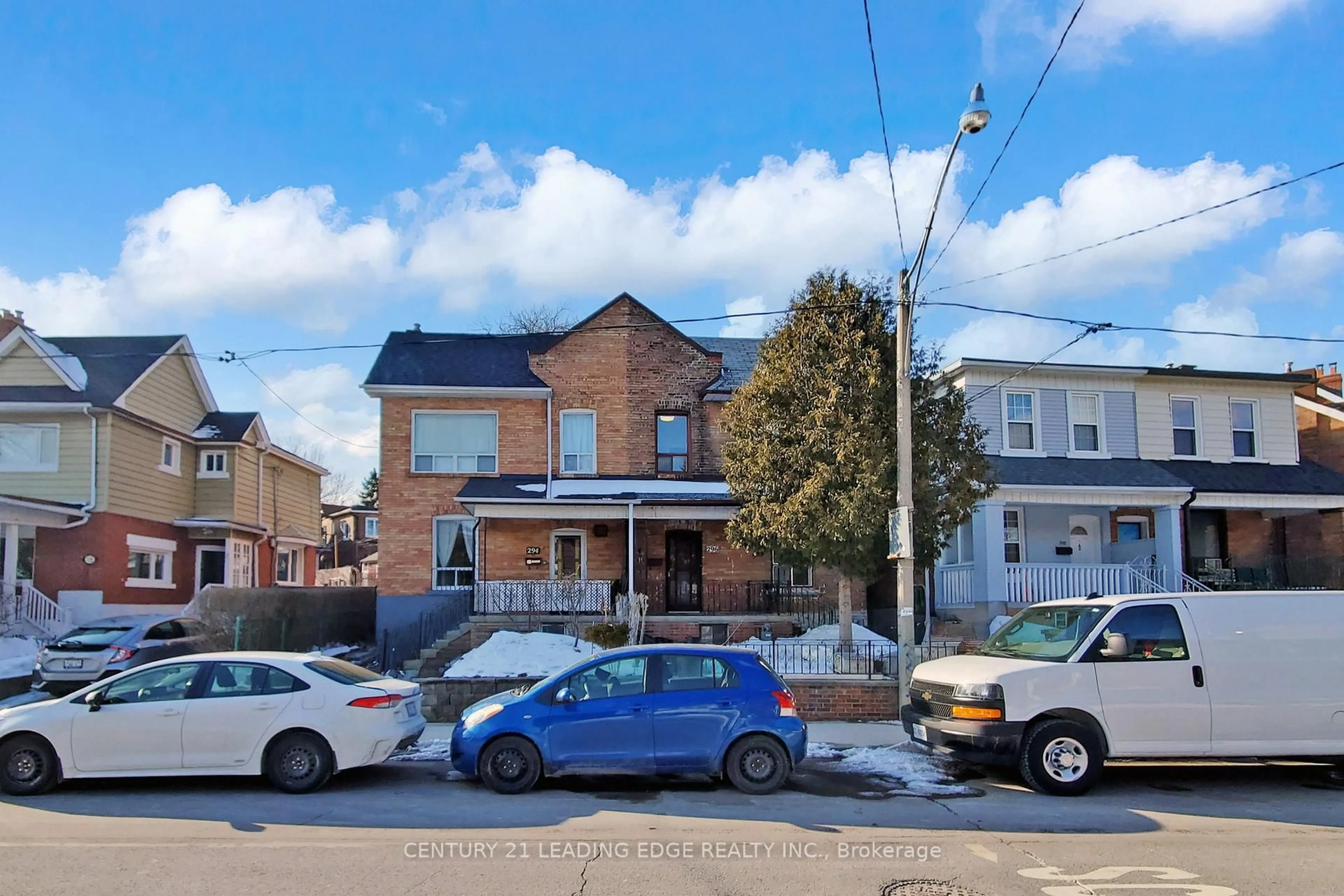 A pic from outside/outdoor area/front of a property/back of a property/a pic from drone, street for 296 MONTROSE Ave, Toronto Ontario M6G 3G8