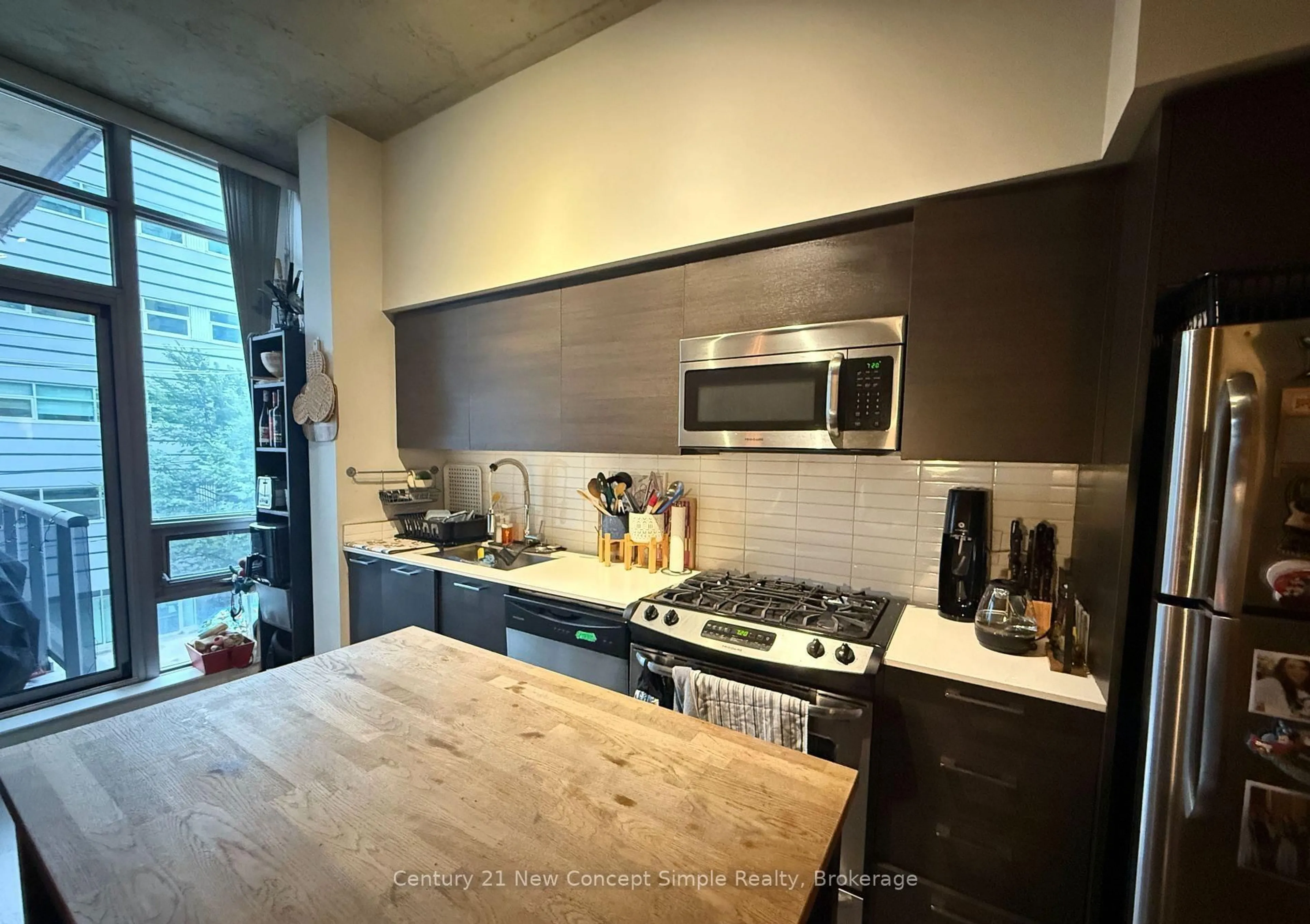 Unknown for 399 Adelaide St #305, Toronto Ontario M5V 1S4