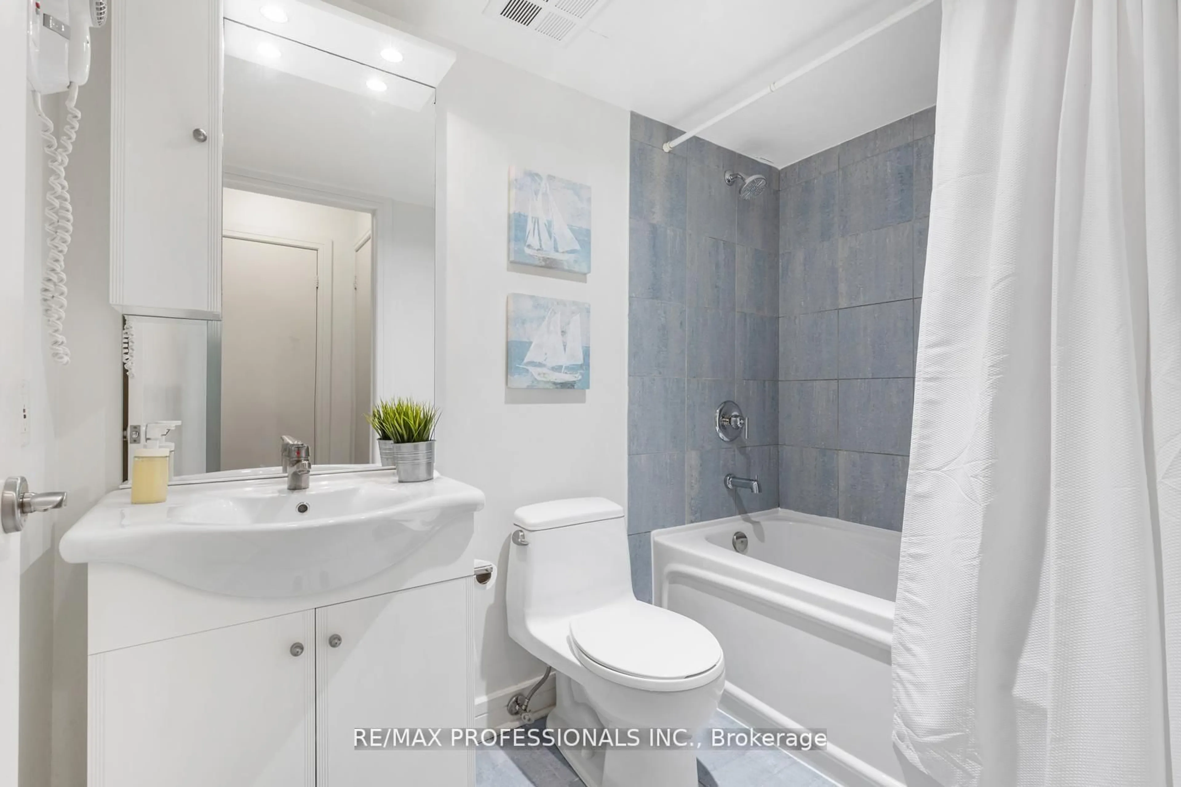Standard bathroom, ceramic/tile floor for 18 Harrison Garden Blvd #706, Toronto Ontario M2N 7J7