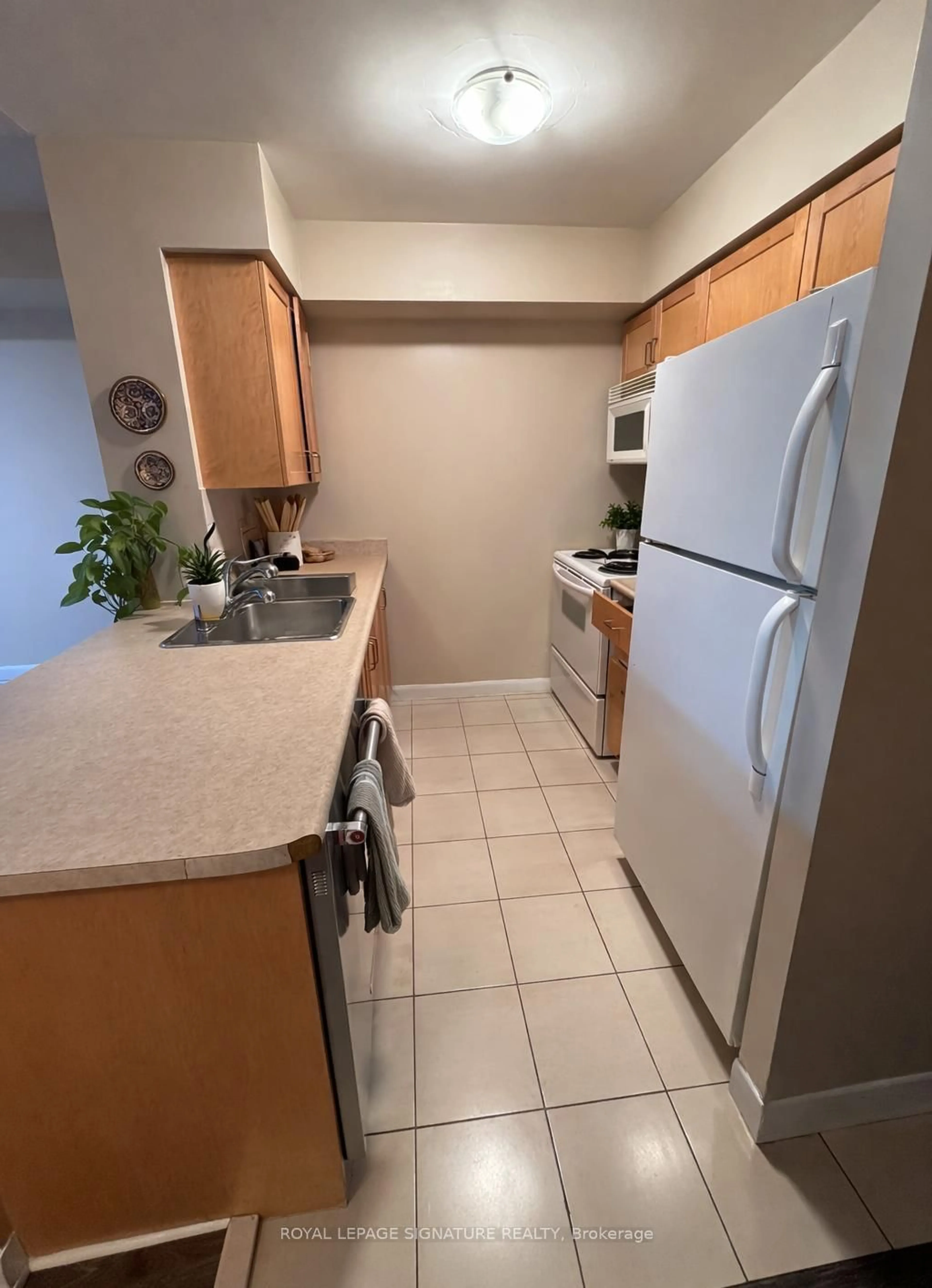 Standard kitchen, unknown for 4968 Yonge St #1702, Toronto Ontario M2N 7G9