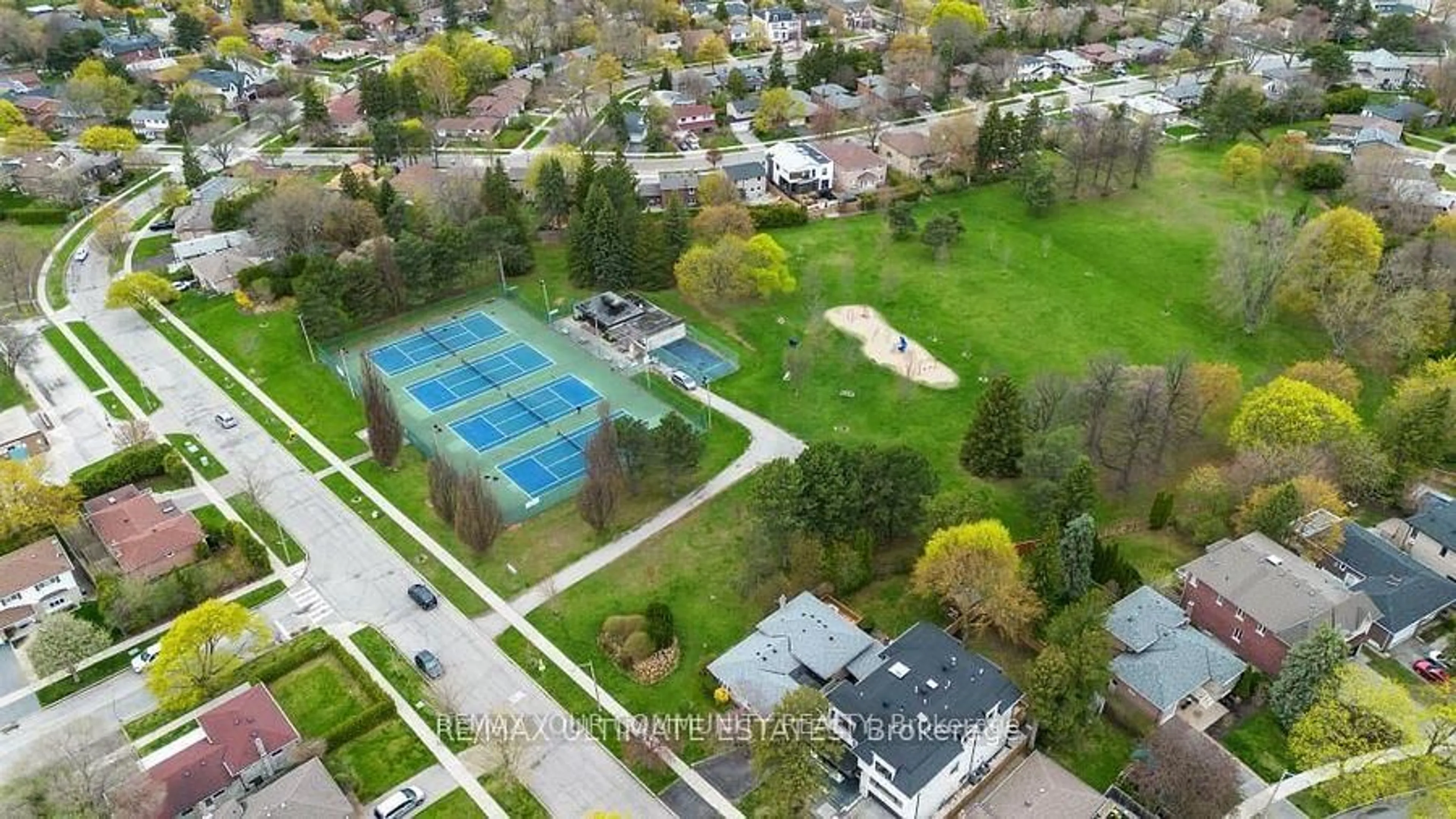 A pic from outside/outdoor area/front of a property/back of a property/a pic from drone, street for 16 Cresthaven Dr, Toronto Ontario M2H 1L7