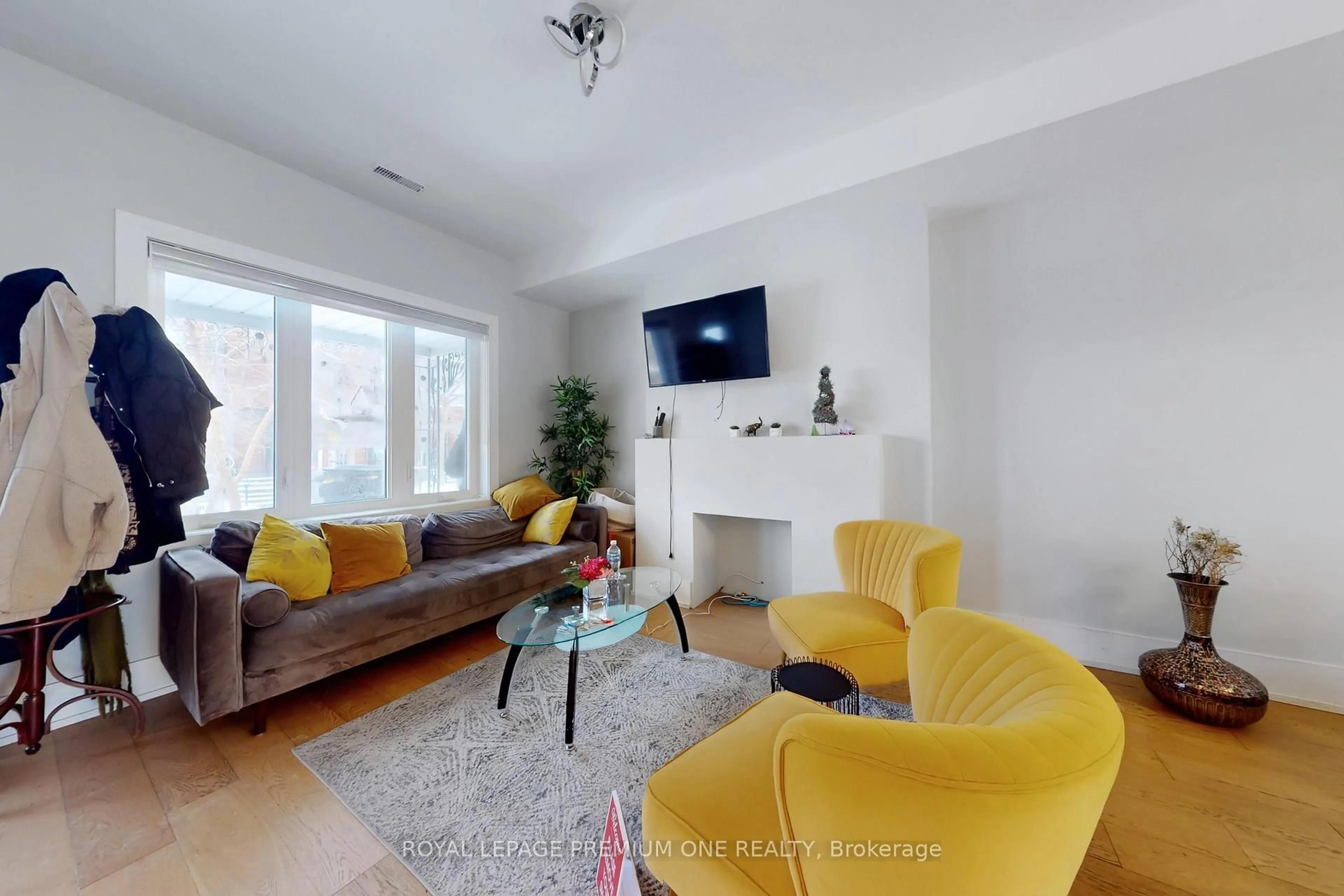 Living room with furniture, unknown for 223 Manning Ave, Toronto Ontario M6J 2K8