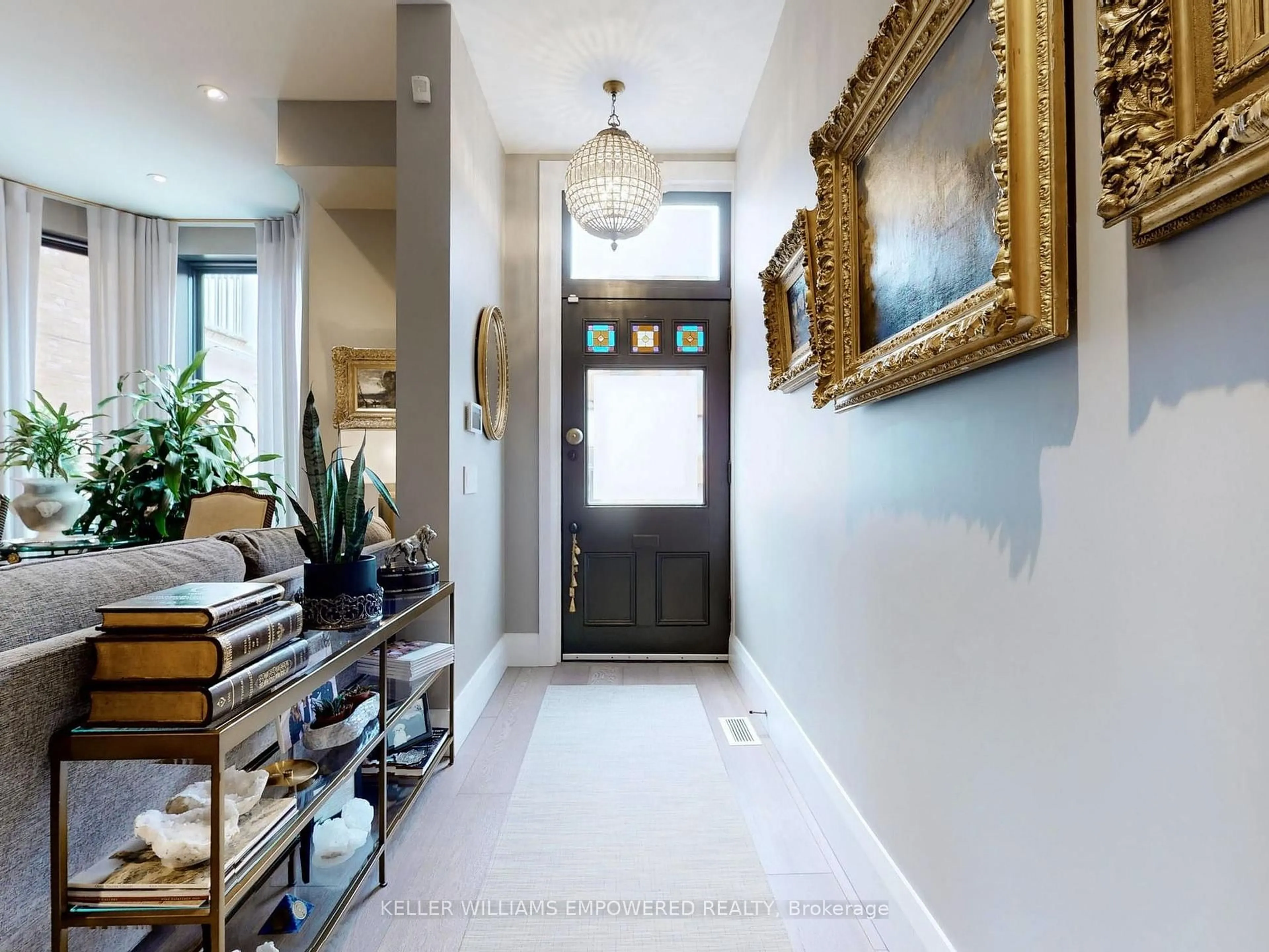 Indoor entryway for 10 Webster Ave, Toronto Ontario M5R 1N7