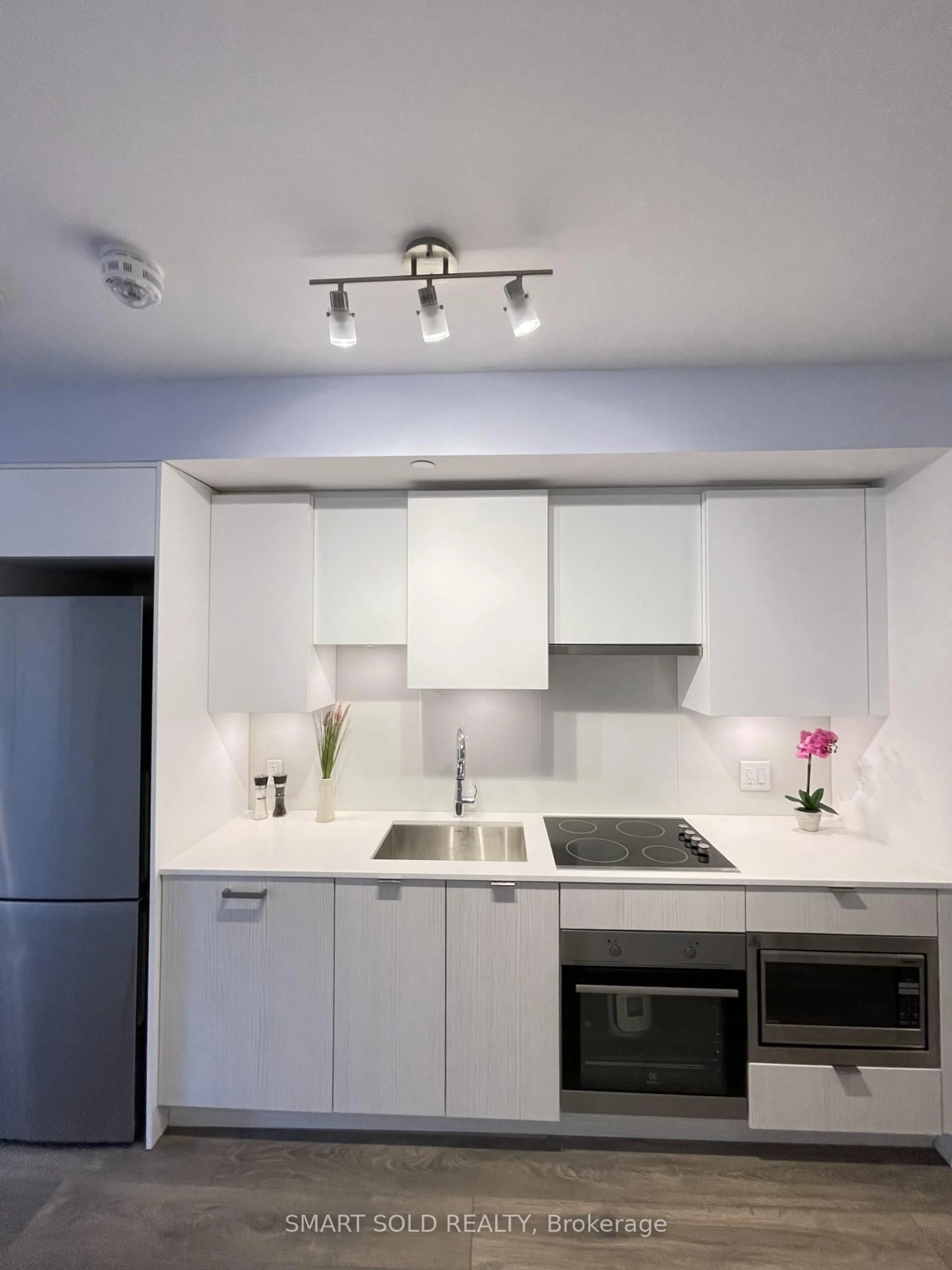 Standard kitchen, unknown for 195 Redpath Ave #1713, Toronto Ontario M4P 0E4