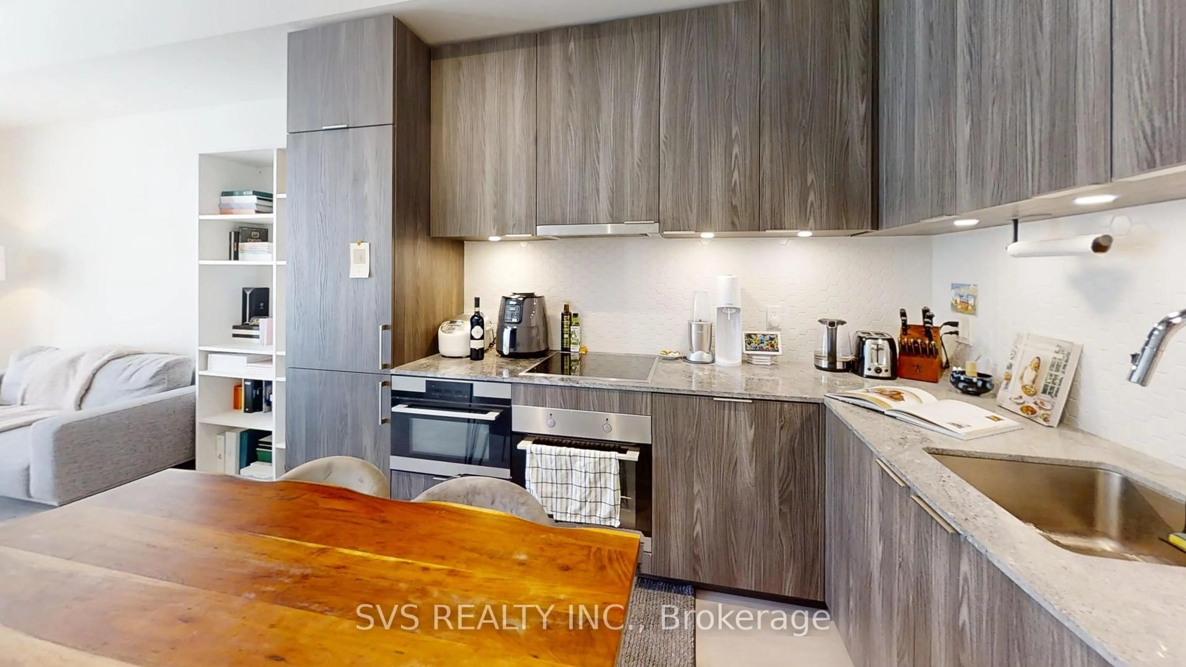 Unknown for 15 Queens Quay #513, Toronto Ontario M5E 0C5