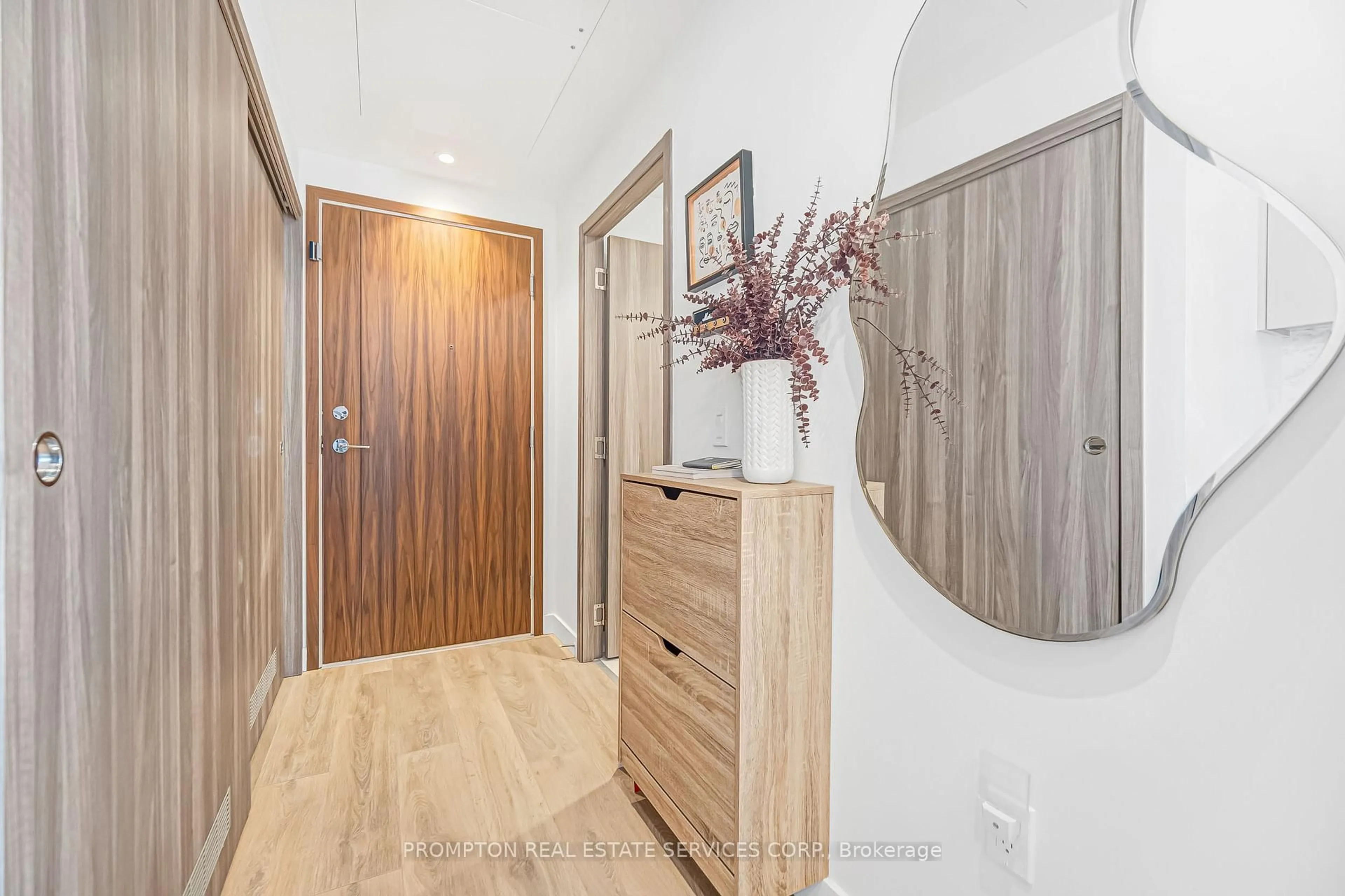 Indoor entryway for 95 McMahon Dr ##809, Toronto Ontario M2K 0H2