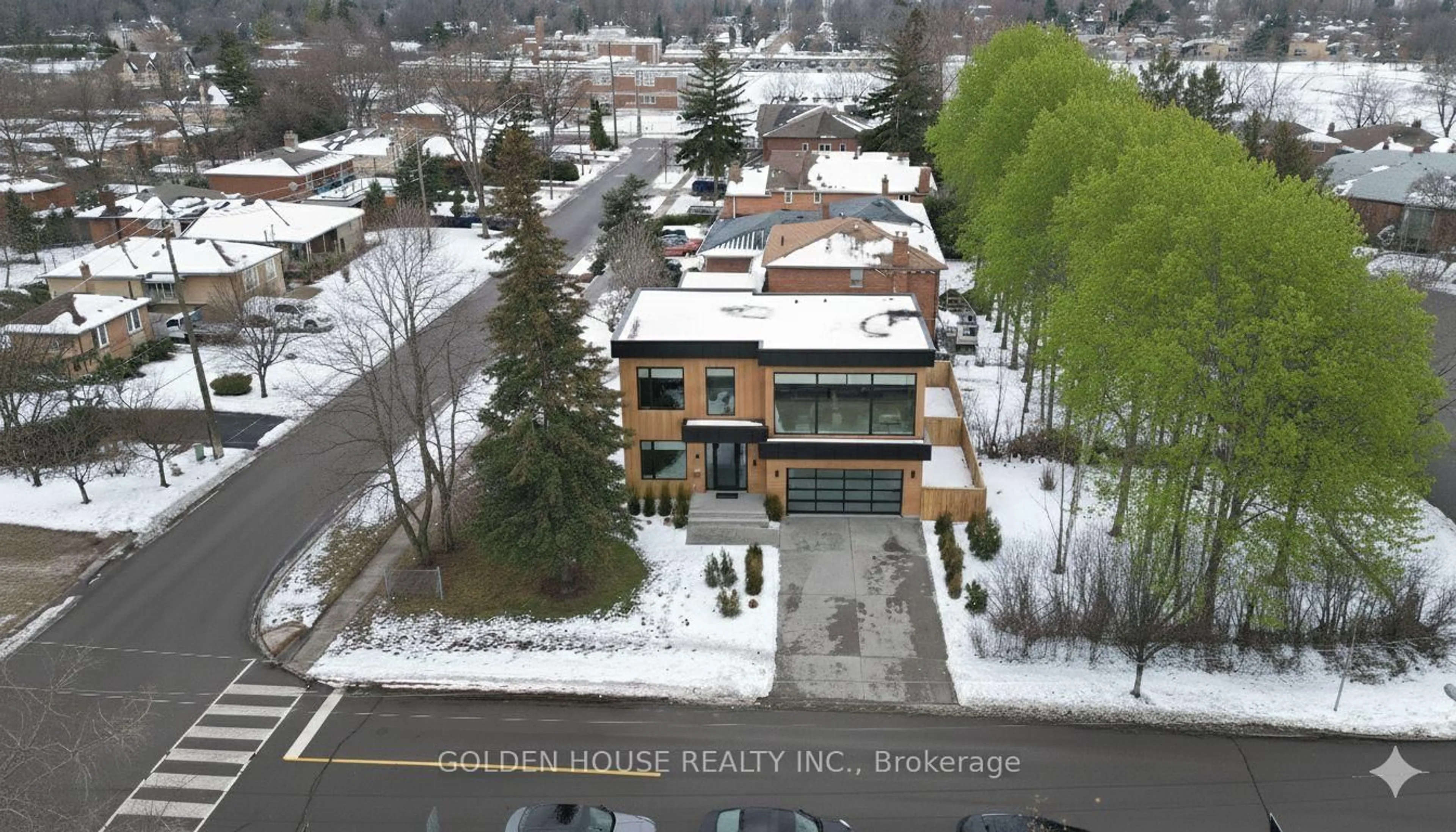 A pic from outside/outdoor area/front of a property/back of a property/a pic from drone, unknown for 260 Moore Park Ave, Toronto Ontario M2M 1N6