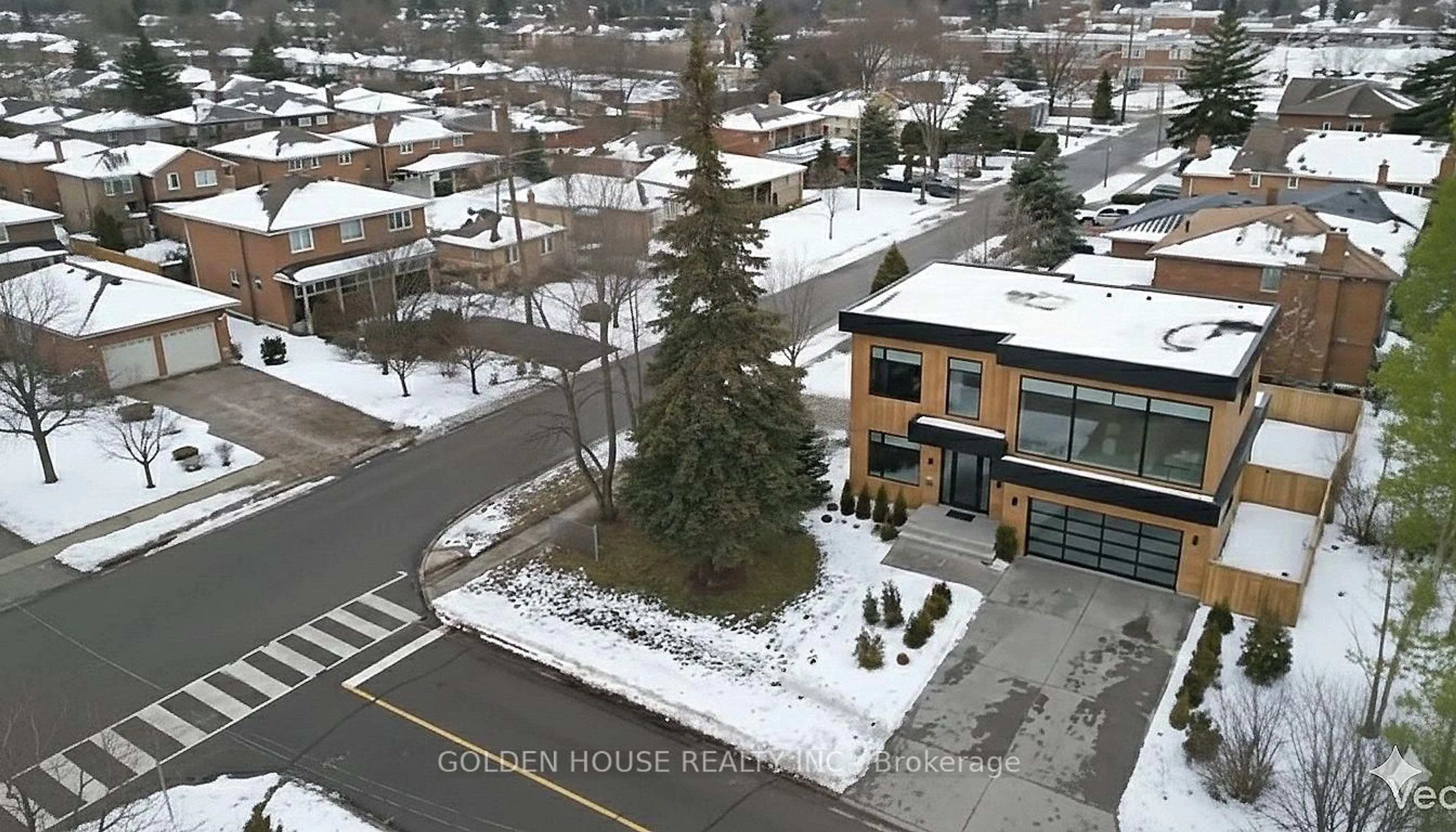 A pic from outside/outdoor area/front of a property/back of a property/a pic from drone, unknown for 260 Moore Park Ave, Toronto Ontario M2M 1N6