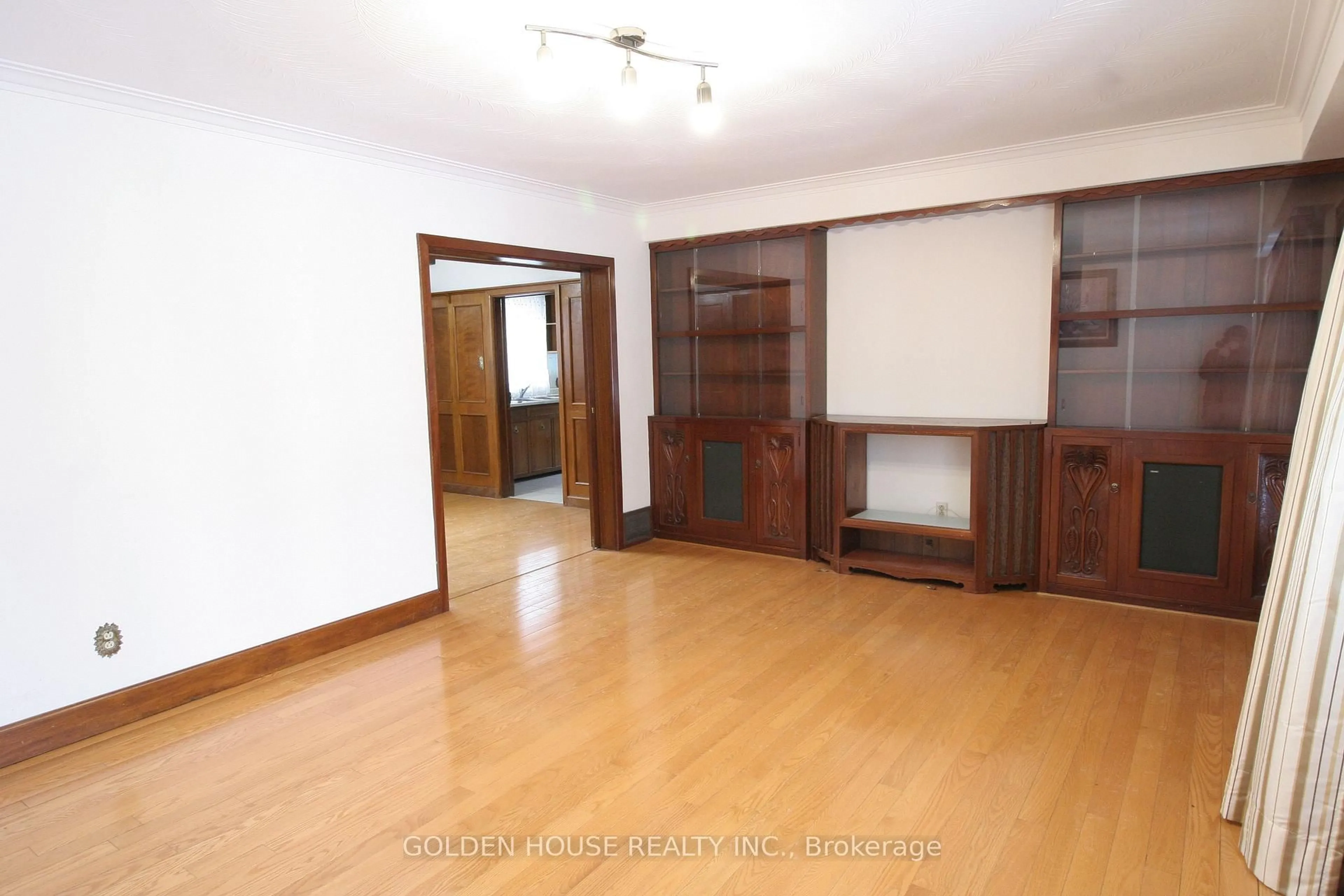 A pic of a room for 260 Moore Park Ave, Toronto Ontario M2M 1N6