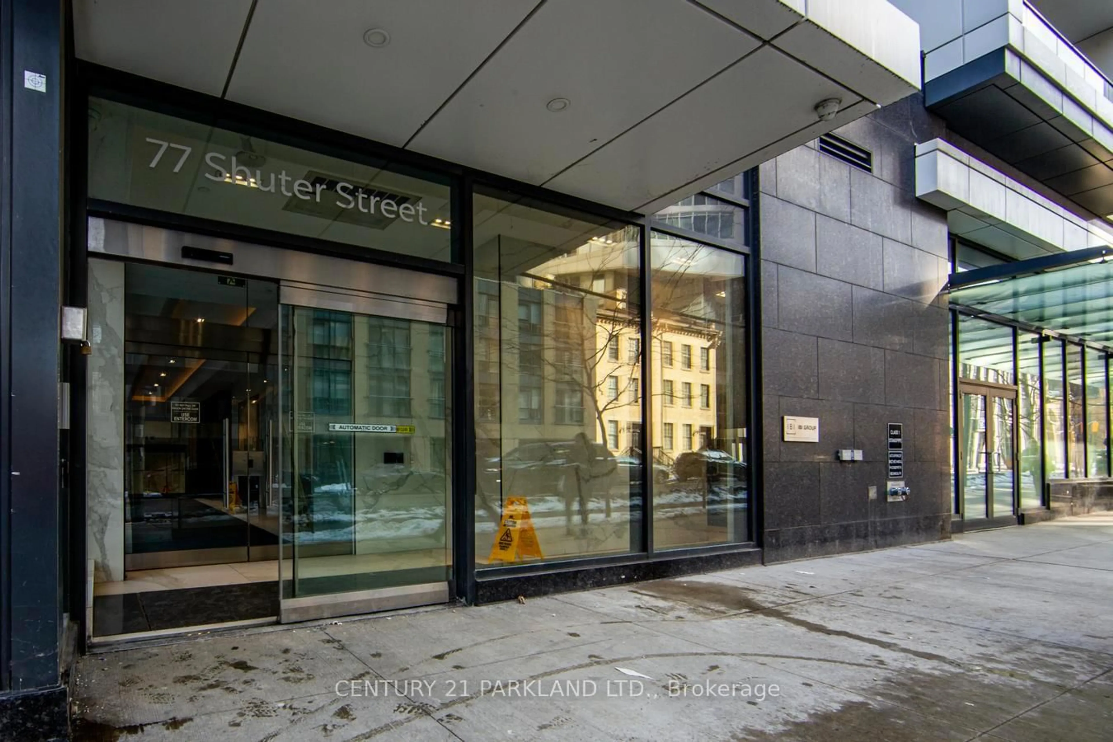 Indoor foyer for 77 Shuter St #527, Toronto Ontario M5B 0B8