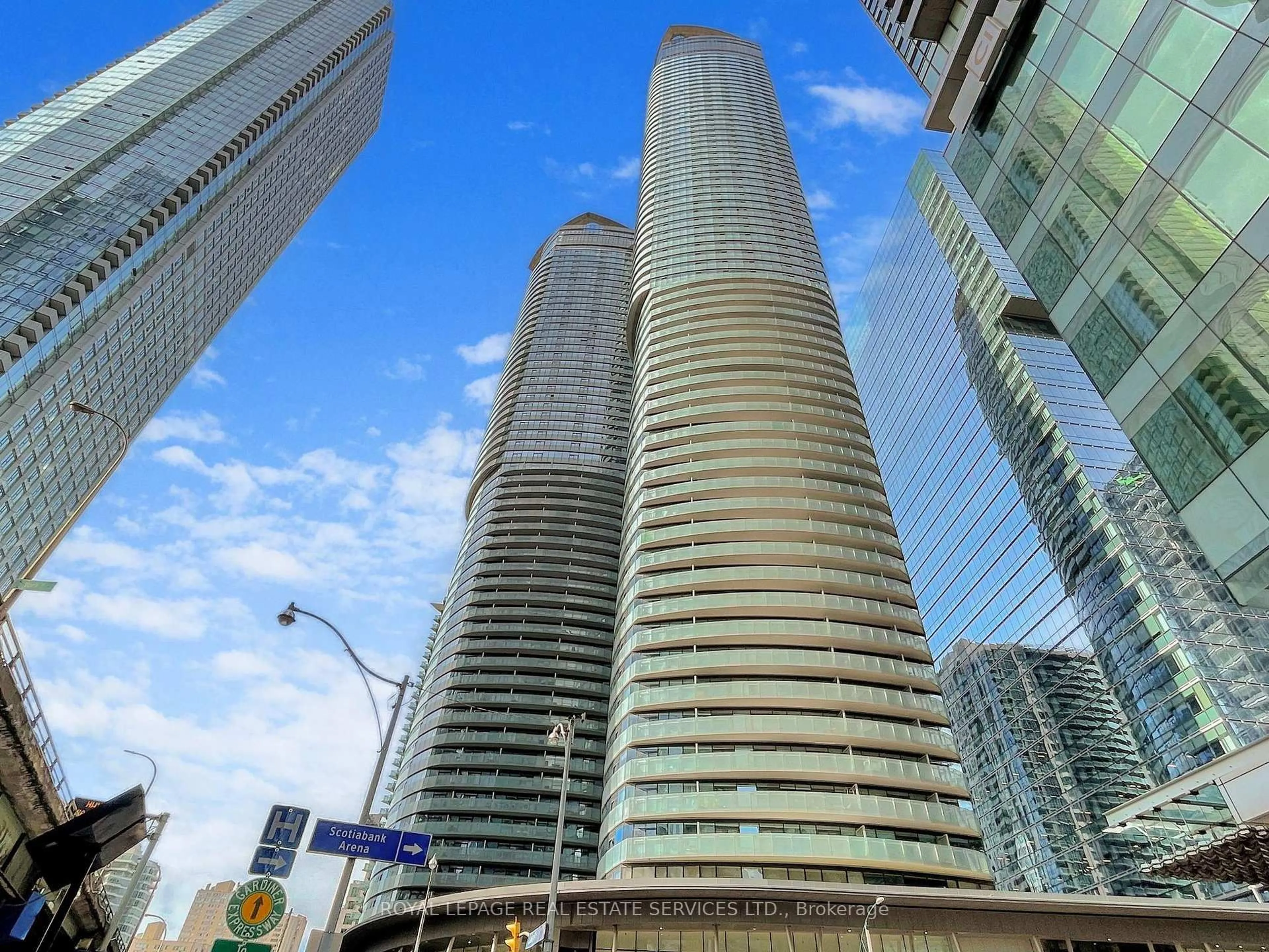 Indoor foyer for 14 York St #3001, Toronto Ontario M5J 0B1