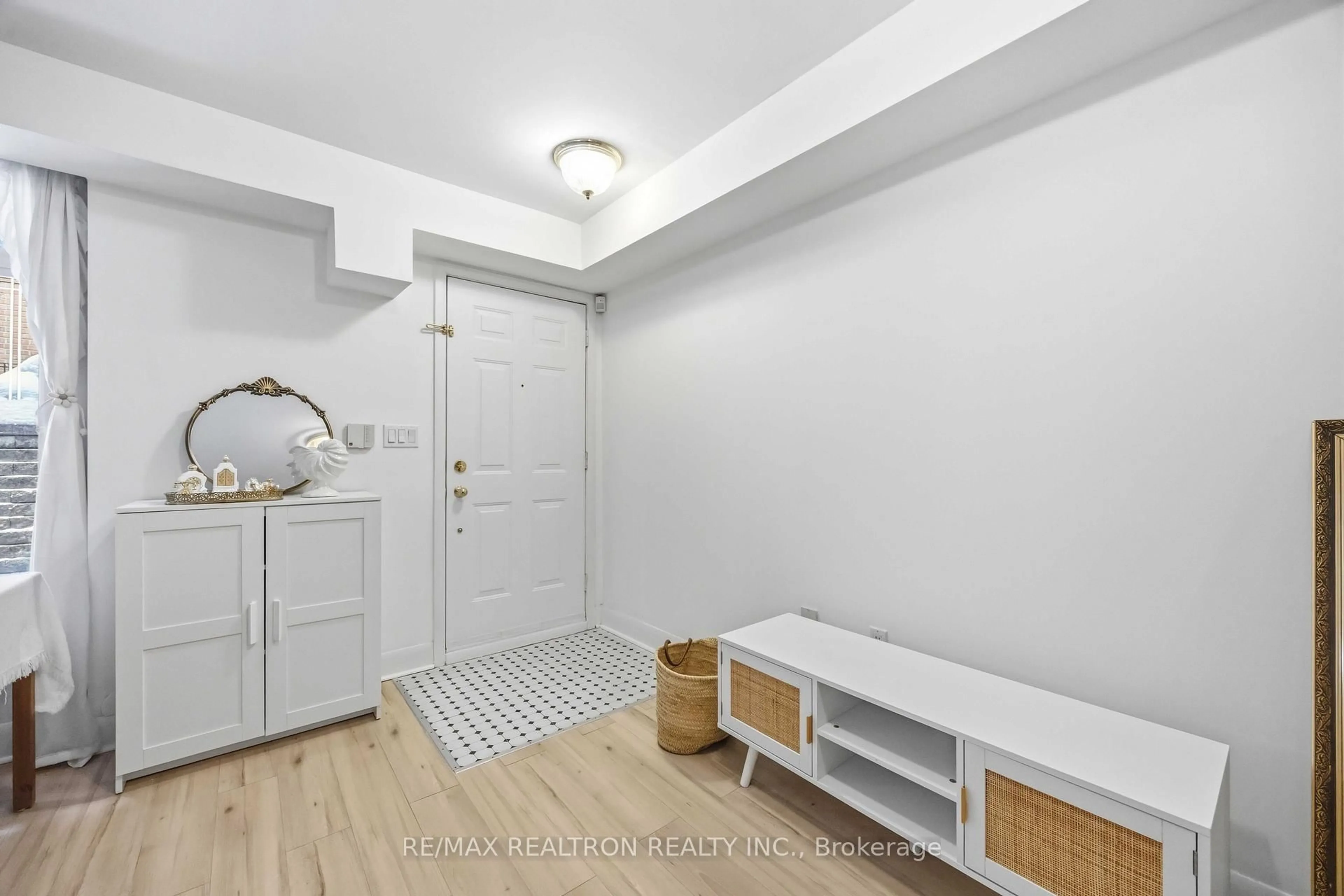 Indoor entryway for 415 Jarvis St #121, Toronto Ontario M4Y 3C1