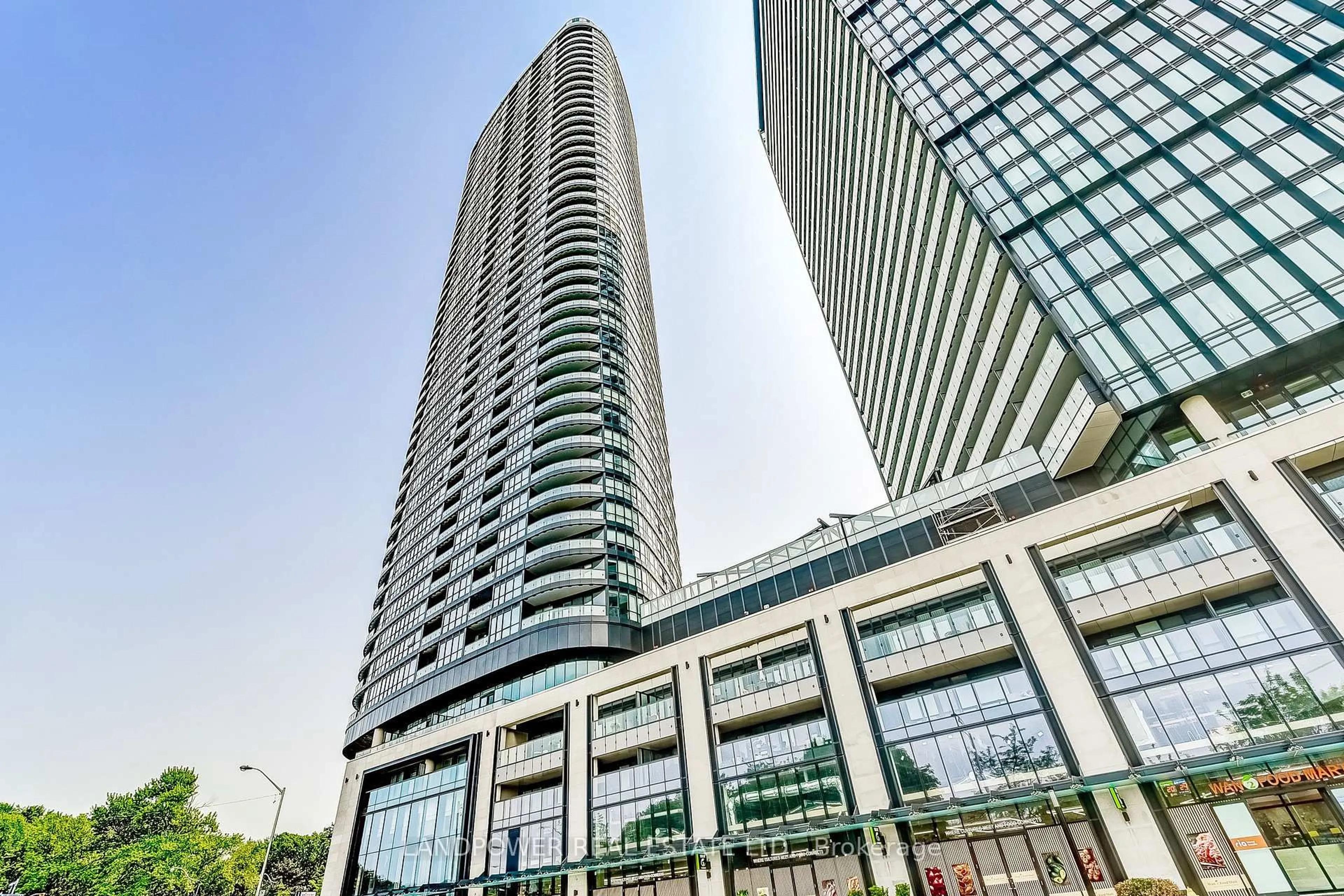 Indoor foyer for 585 Bloor St #415, Toronto Ontario M4W 0B3